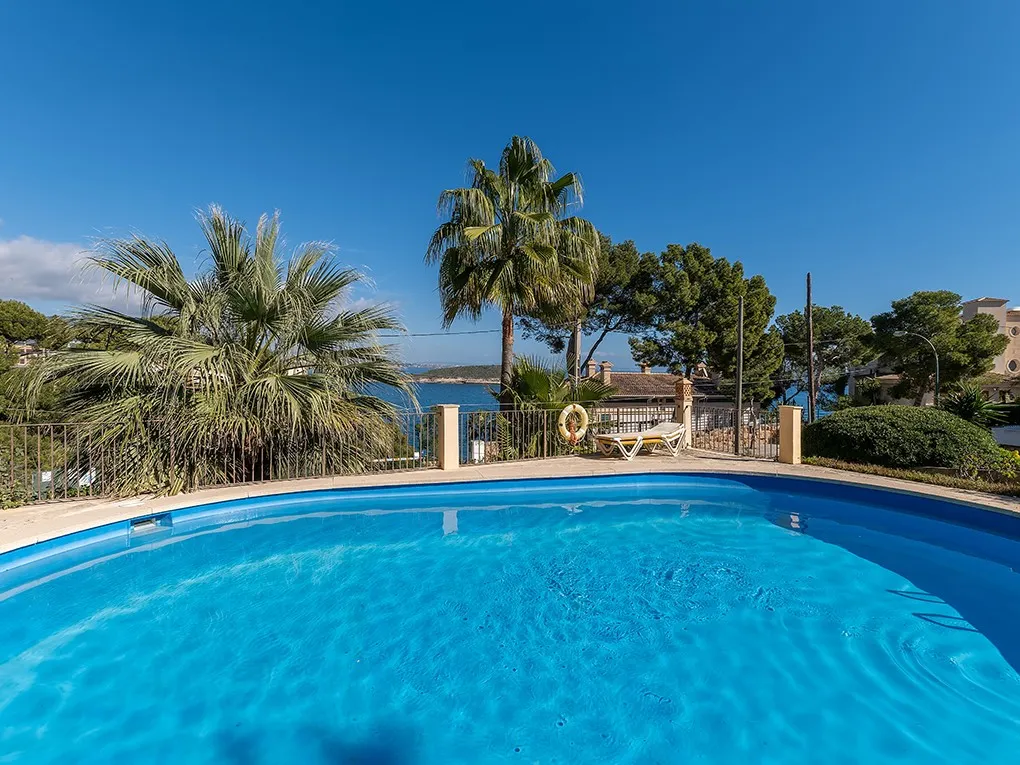 Newly refurbished apartment with sea view-1