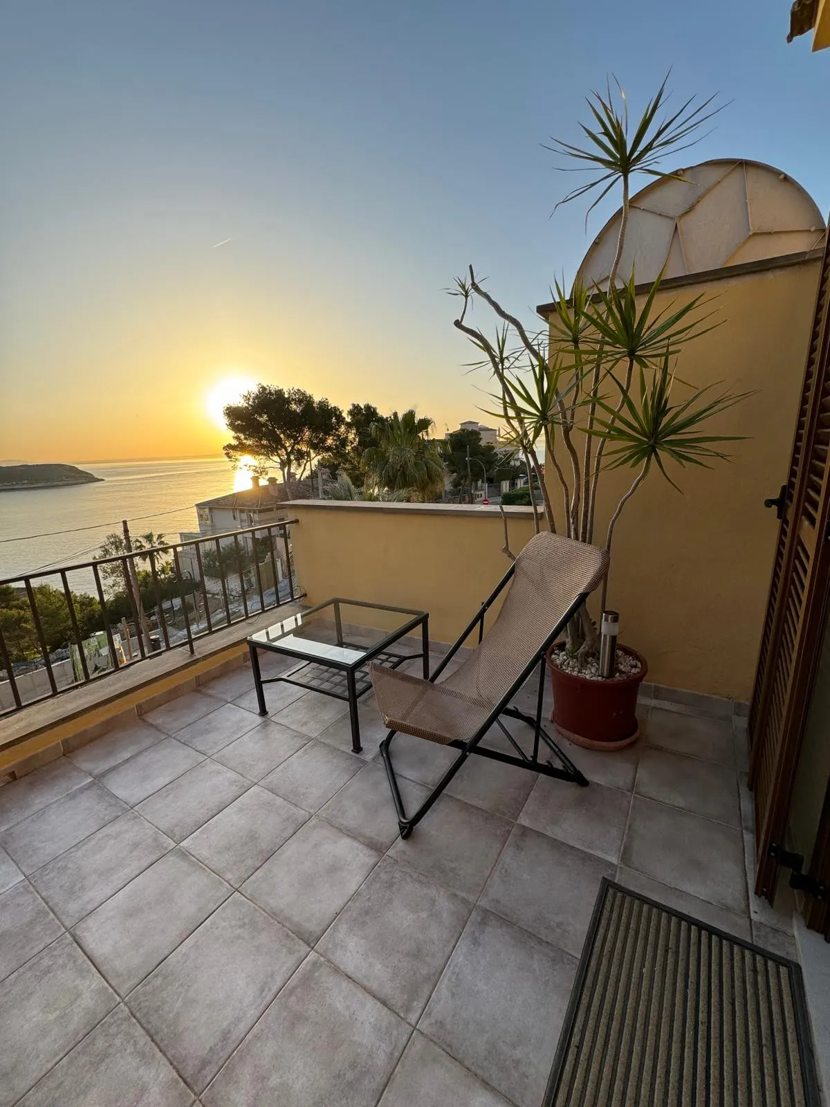 Newly refurbished apartment with sea view-2