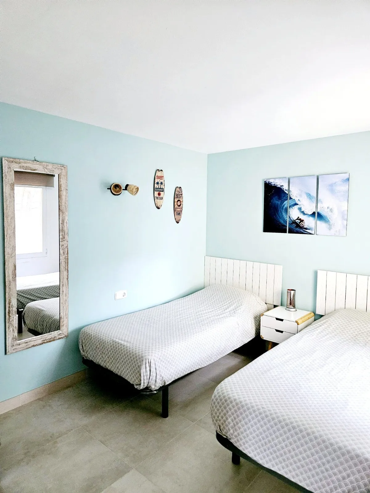 Newly refurbished apartment with sea view-11