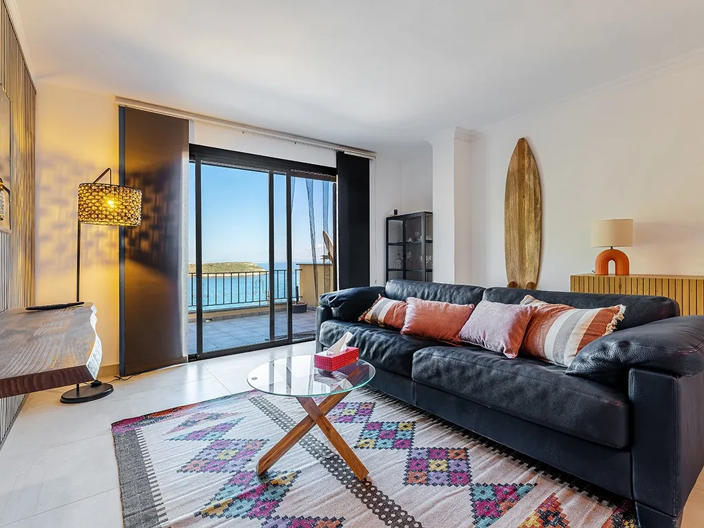 Newly refurbished apartment with sea view-3