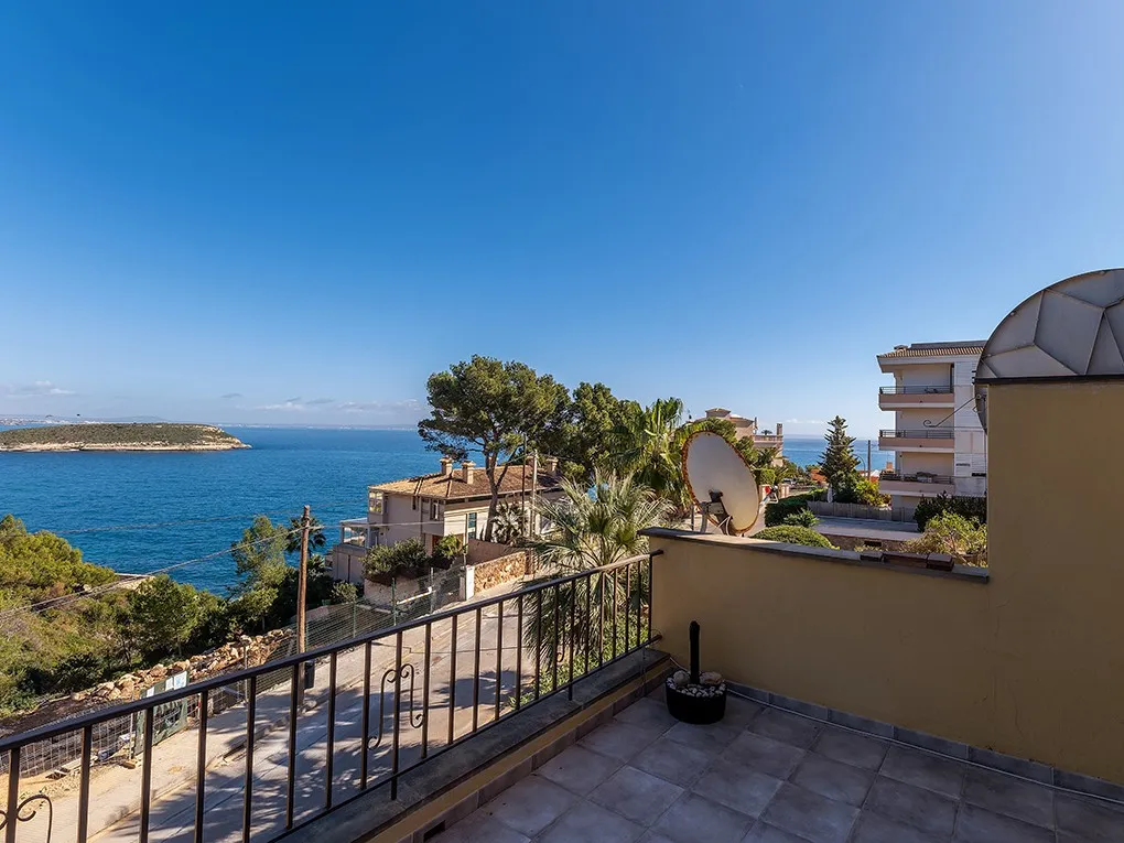 Newly refurbished apartment with sea view-14