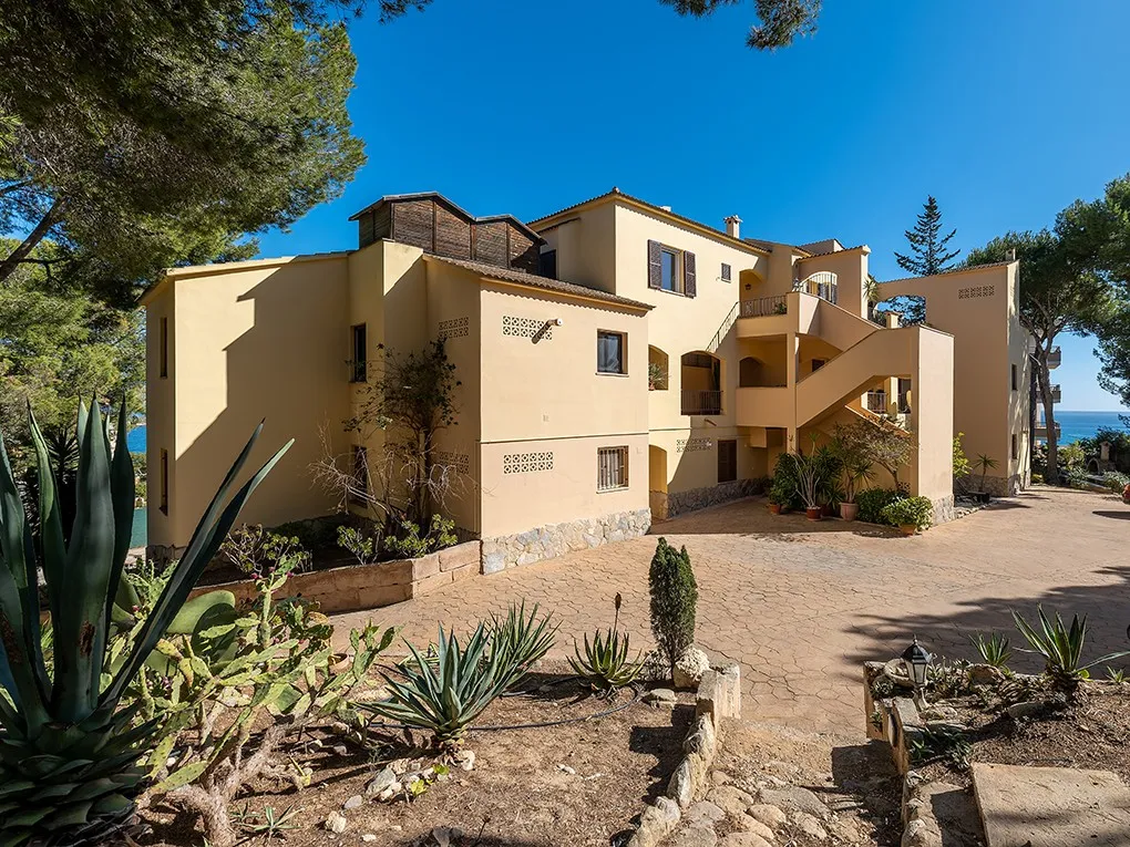 Newly refurbished apartment with sea view-13