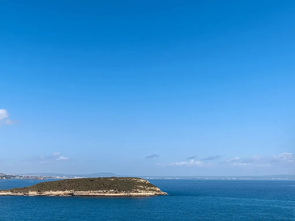 Newly refurbished apartment with sea view-16