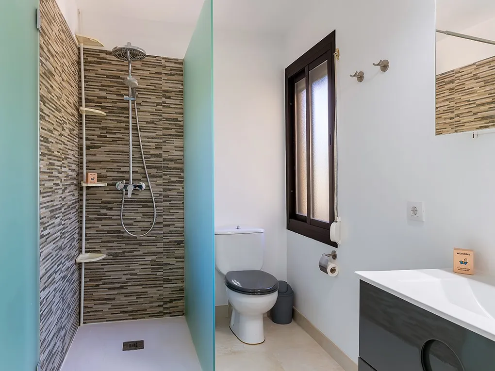 Newly refurbished apartment with sea view-9