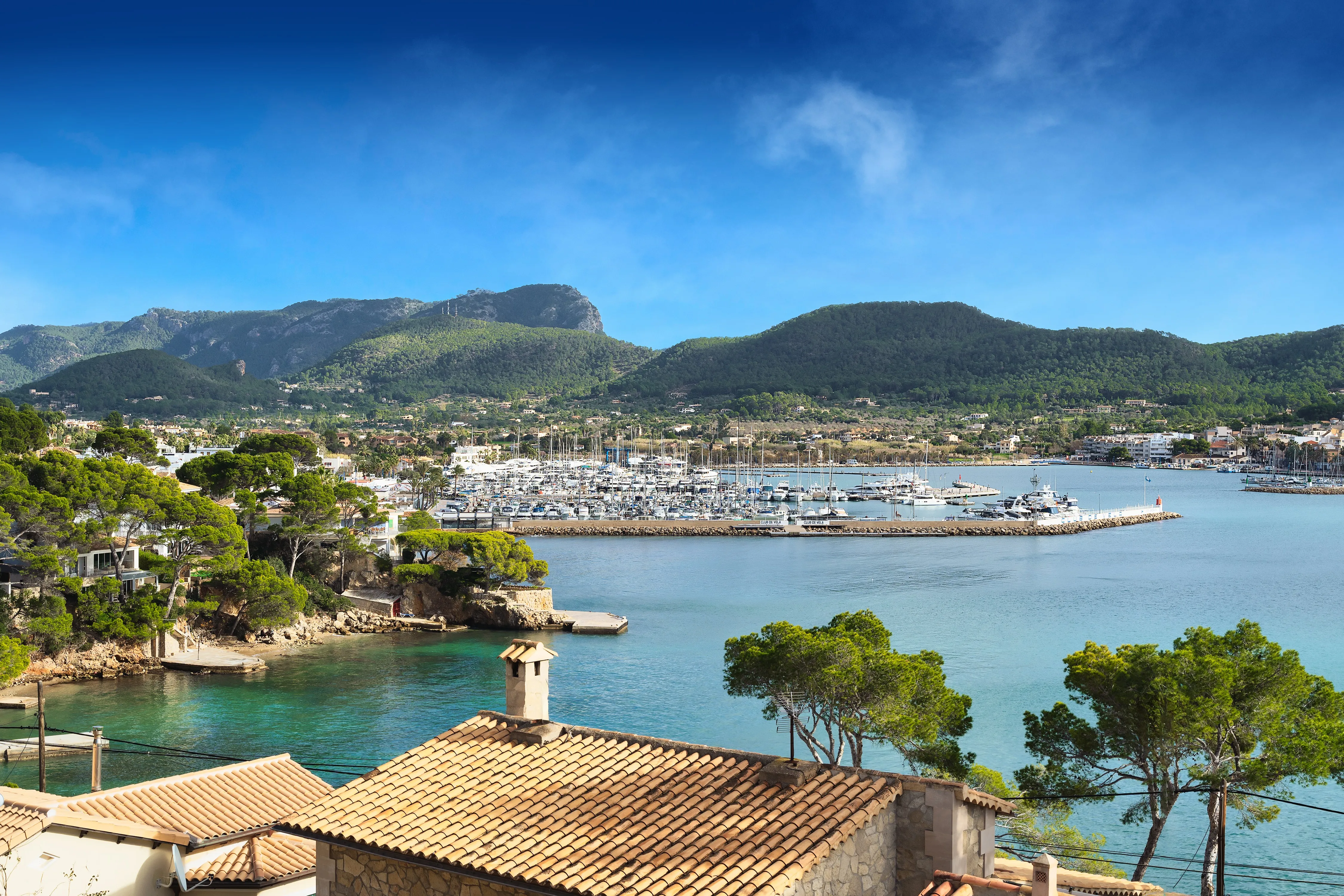 Fuldstændig renoveret hus med udsigt over havnen i Port Andratx-10