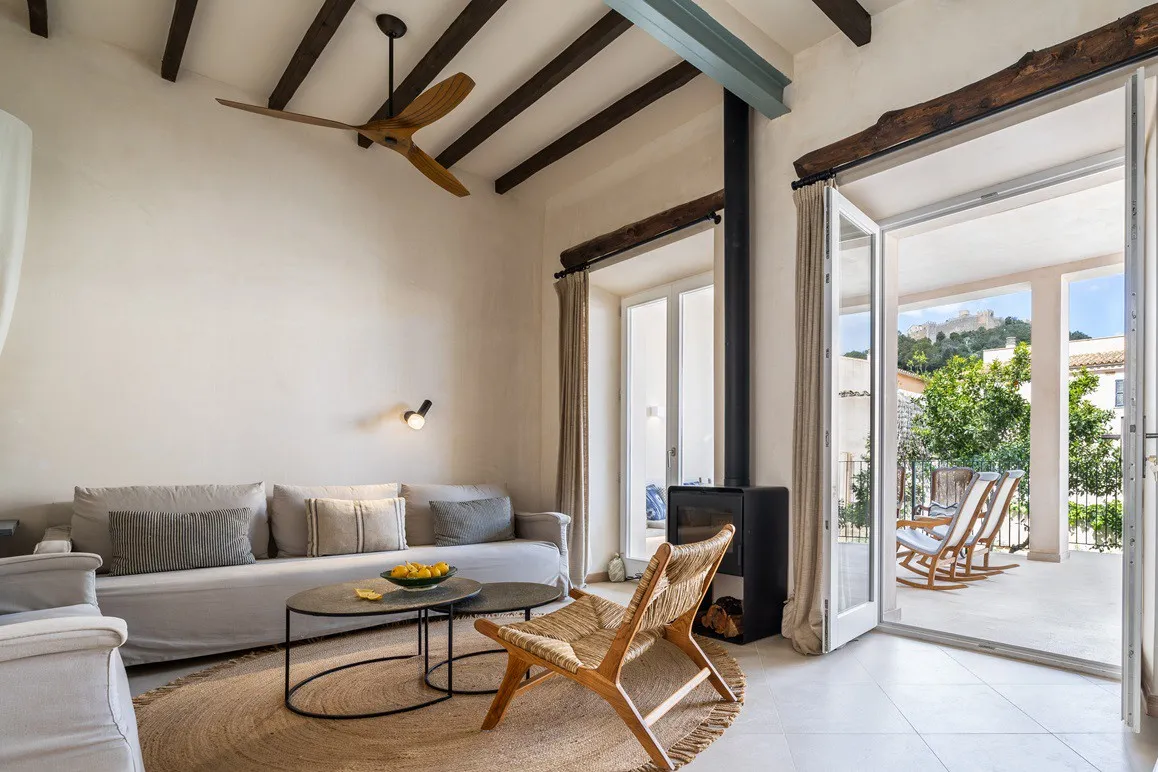 Casa de pueblo reformada con piscina y vistas-1