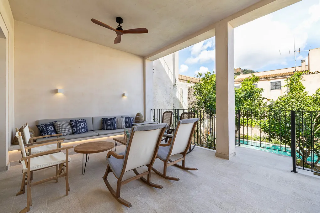 Casa de pueblo reformada con piscina y vistas-4