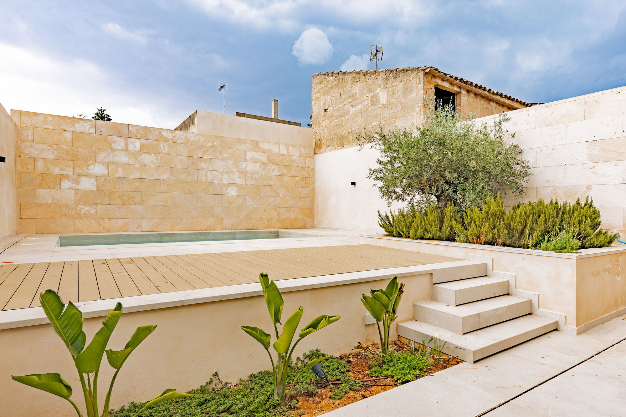 Modern Townhouse with Pool-12