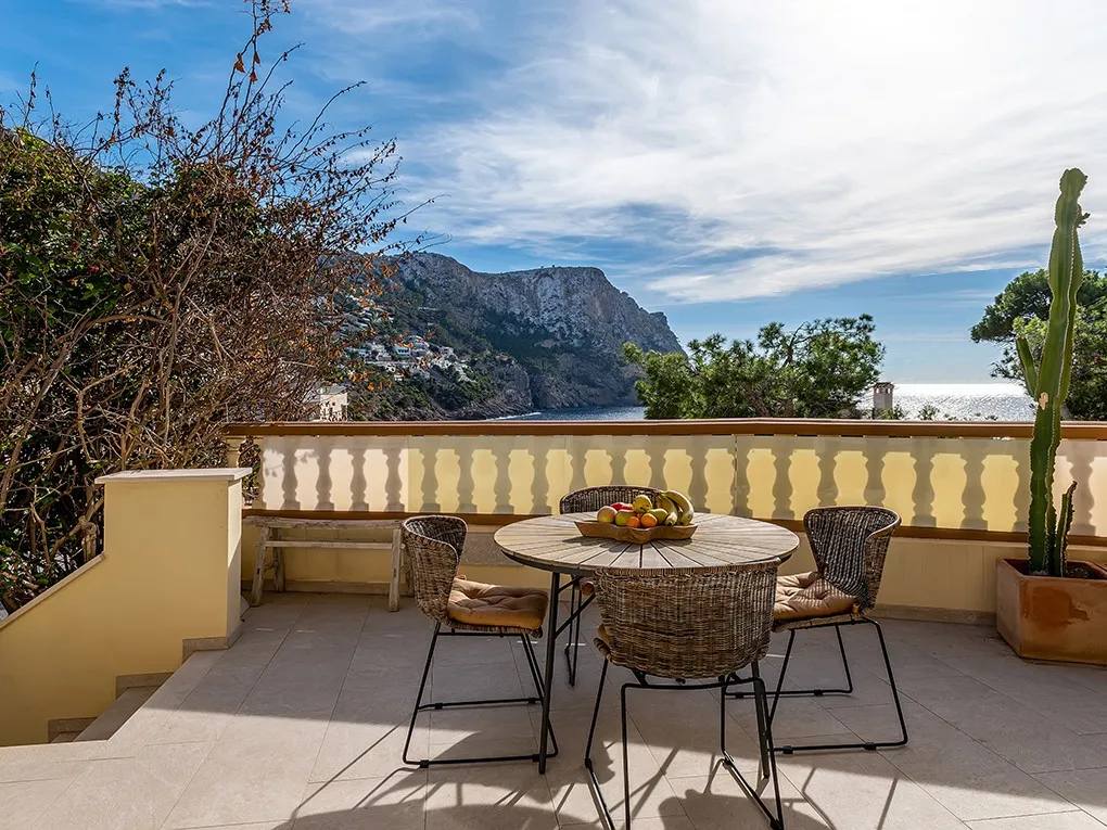 Garden apartment with sea views-5