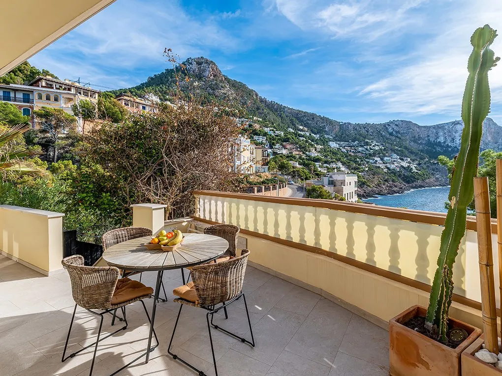 Garden apartment with sea views-1