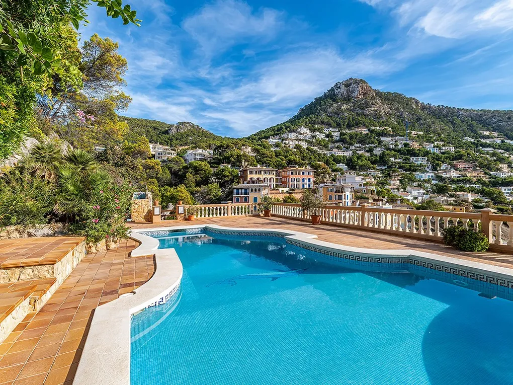 Garden apartment with sea views-13