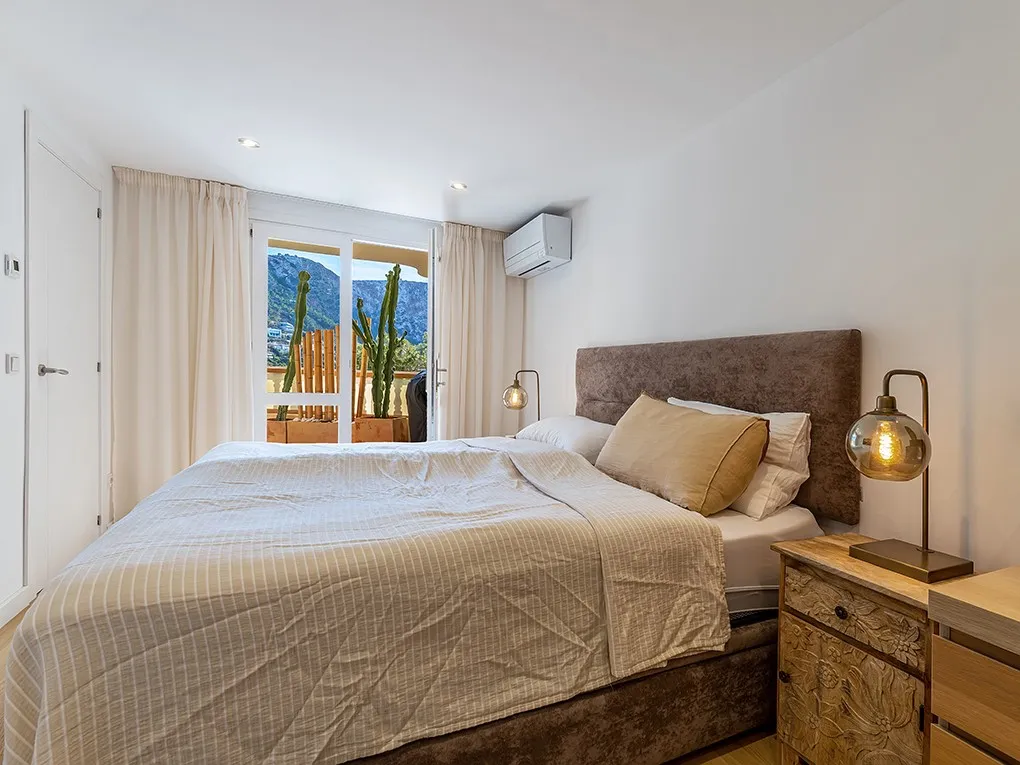 Garden apartment with sea views-9