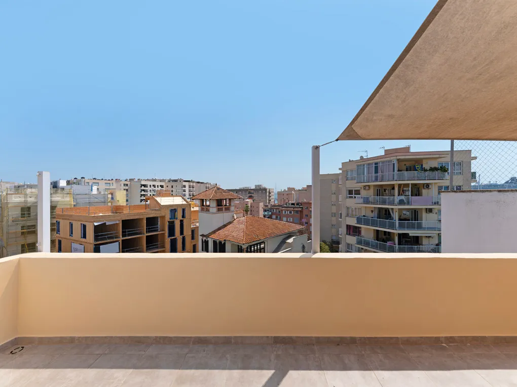 Renoveret penthouse med private terrasser og havudsigt-10