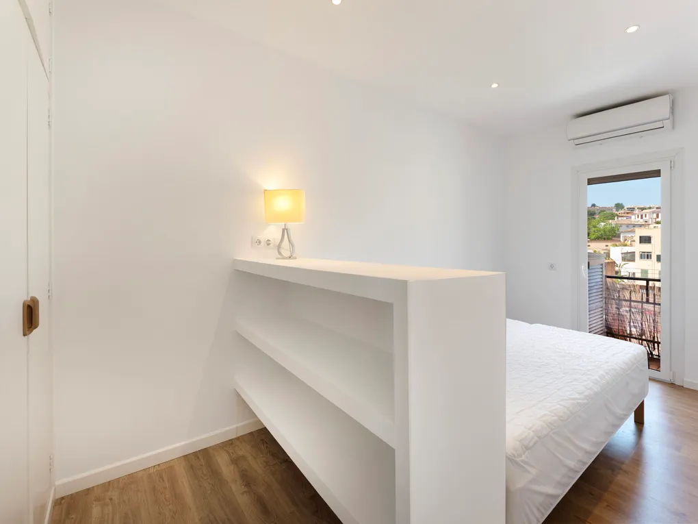 Àtic Reformat amb Terrasses Privades i Vistes al Mar-6