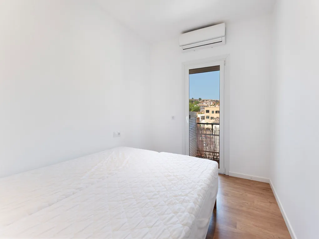 Àtic Reformat amb Terrasses Privades i Vistes al Mar-7