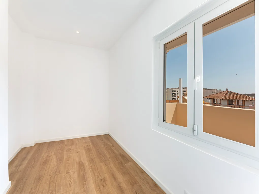 Renoveret penthouse med private terrasser og havudsigt-5