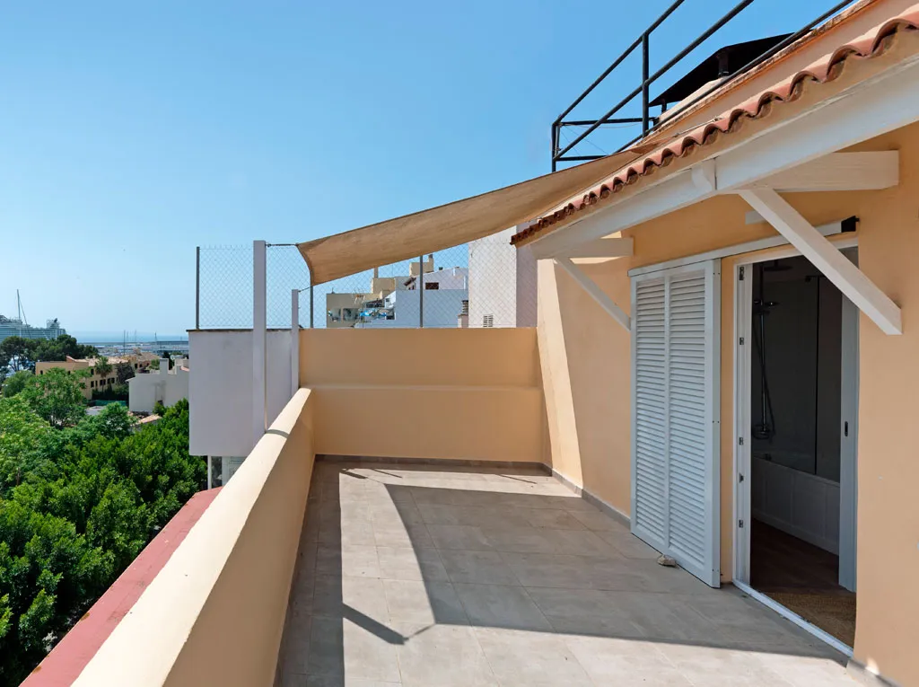 Renoveret penthouse med private terrasser og havudsigt-1