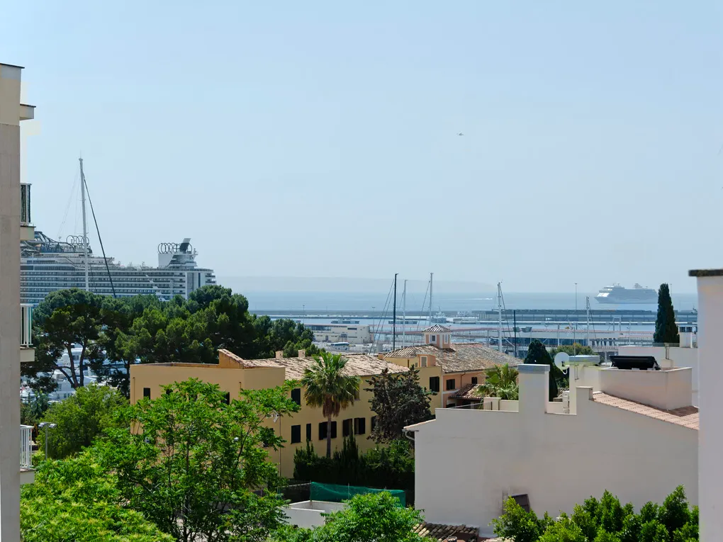 Àtic Reformat amb Terrasses Privades i Vistes al Mar-12