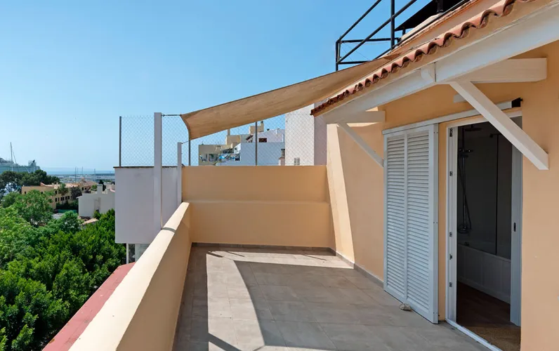 Penthouse rénové avec terrasses privées et vue sur la mer