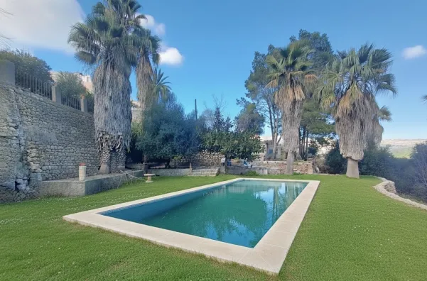 Progetto di ristrutturazione con molto potenziale - Incantevole casa a schiera con ampio terreno, piscina e vista sul mare a Campanet-1