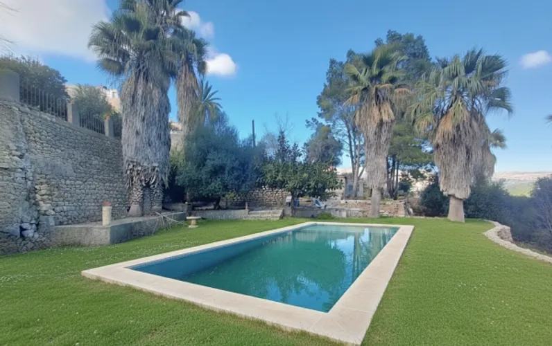 Projet de rénovation avec beaucoup de potentiel - Charmante maison de ville avec grand terrain, piscine et vue sur la mer à Campanet