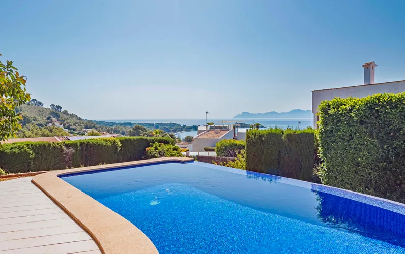 Stijlvolle villa met overloopzwembad en uitzicht op zee in Alcanada, Alcúdia