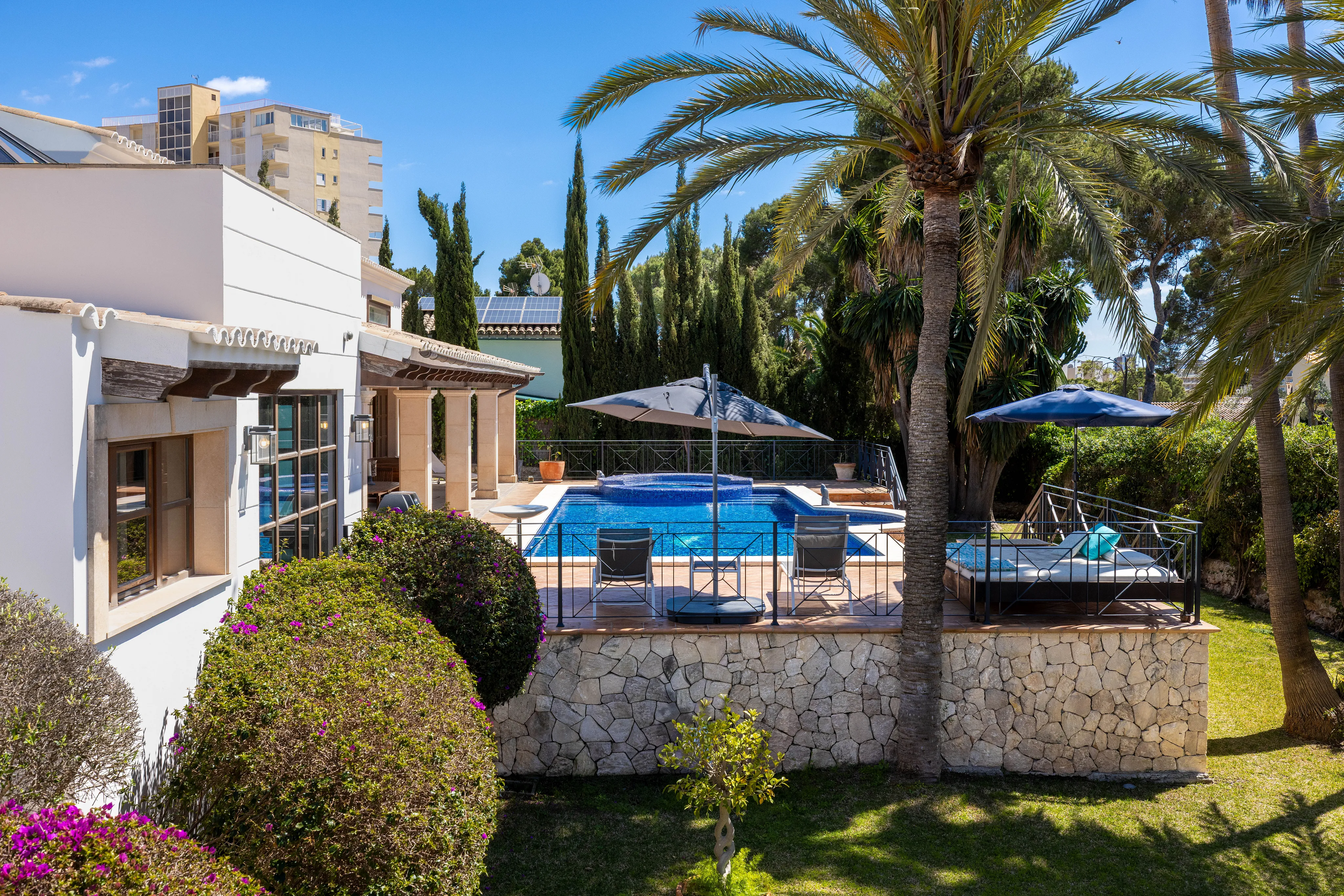 Vila mediterrània en un oasi privat  en Palmanova-20