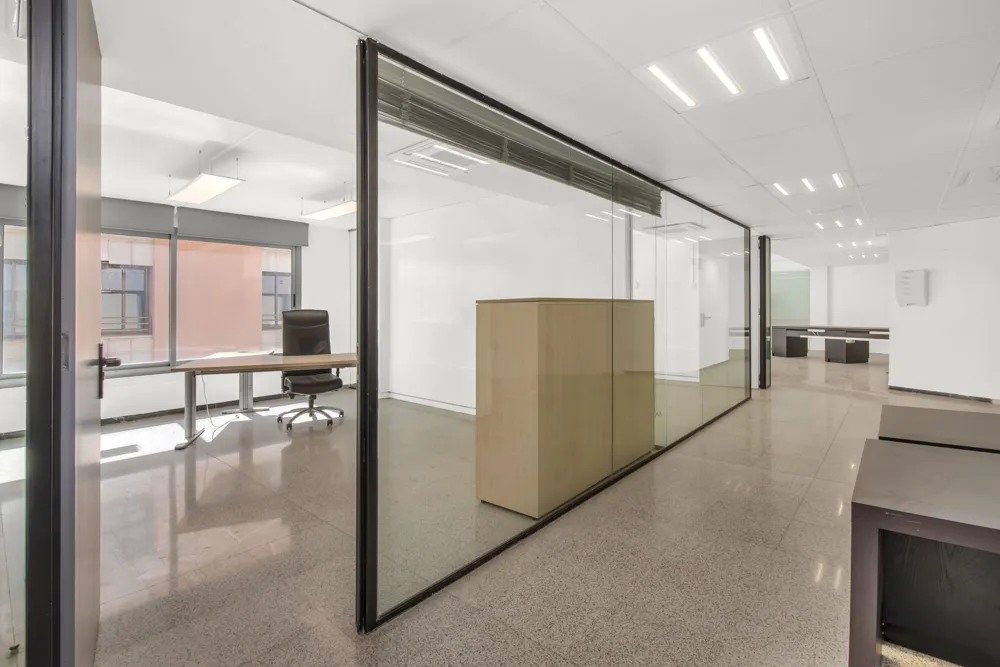 Moderne, lyst kontor med fleksible anvendelsesmuligheder-6