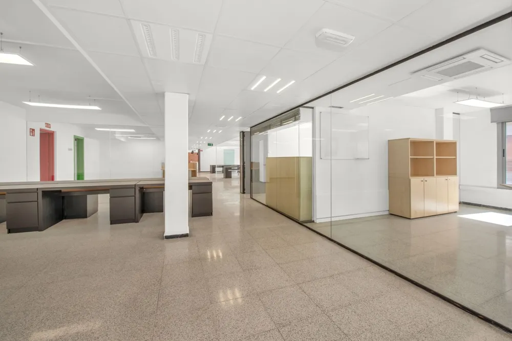 Moderne, lyst kontor med fleksible anvendelsesmuligheder-8