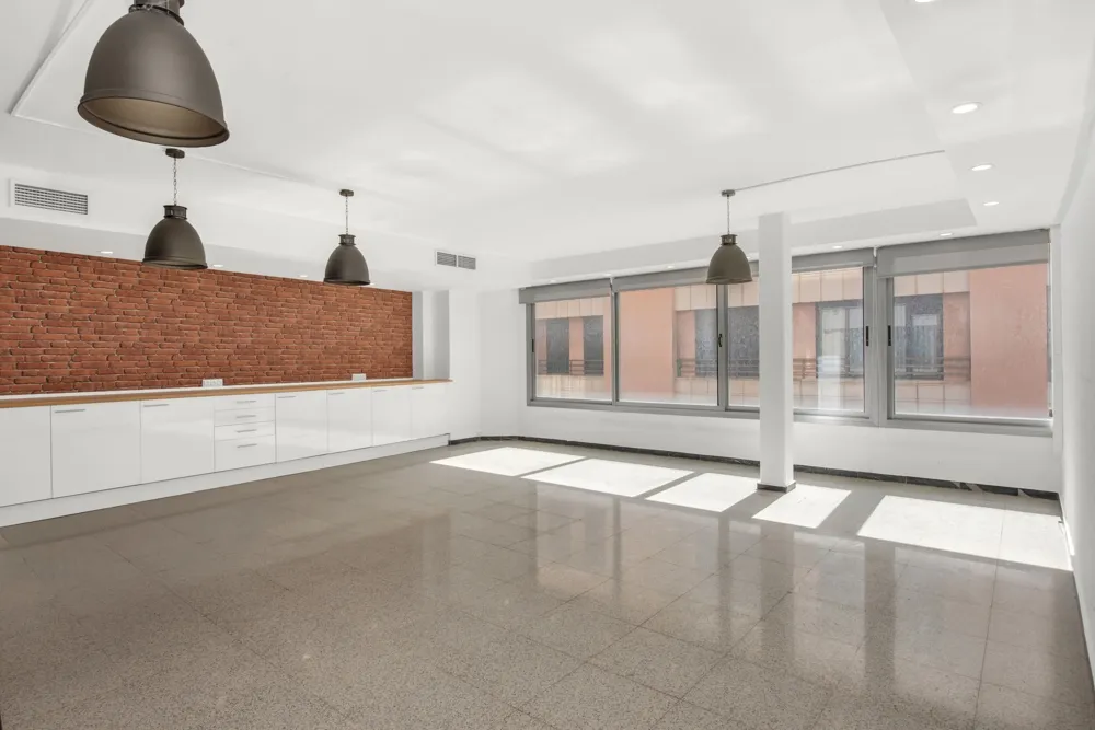 Moderne, lyst kontor med fleksible anvendelsesmuligheder-3