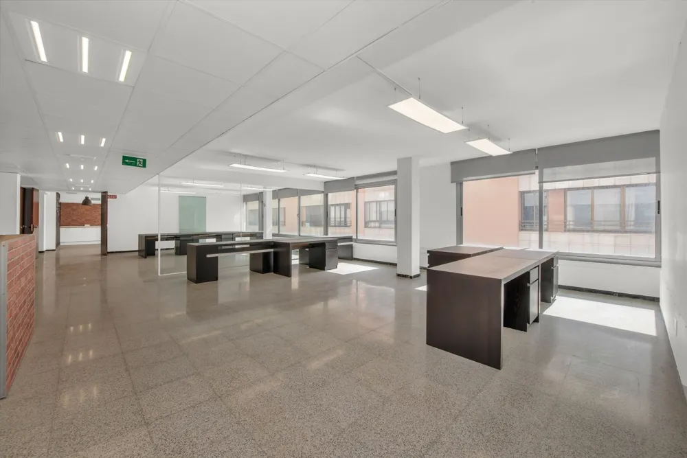 Moderne, lyst kontor med fleksible anvendelsesmuligheder-1