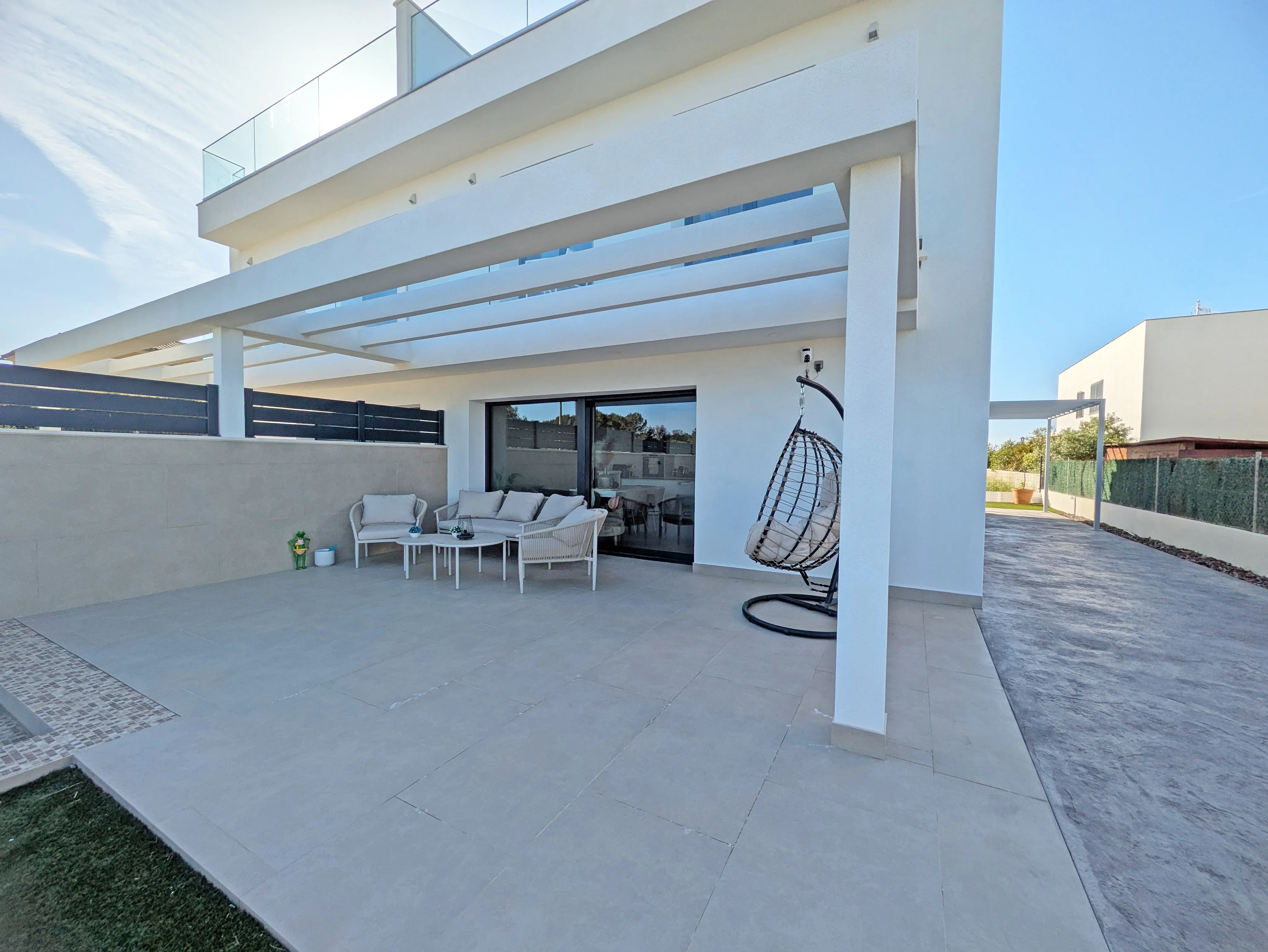 Nowy dom w zabudowie bliźniaczej w Las Palmeras-2