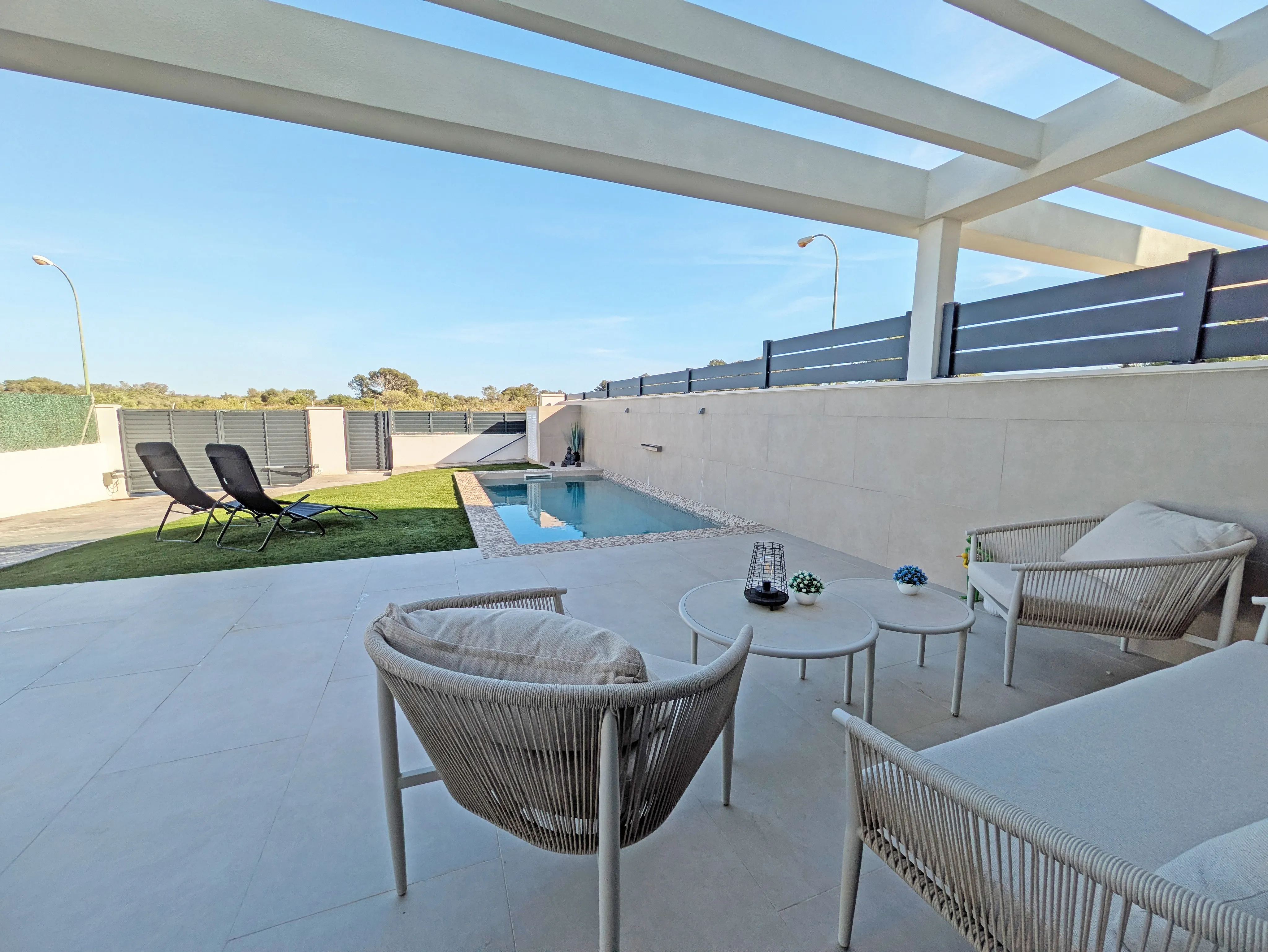 Nowy dom w zabudowie bliźniaczej w Las Palmeras-3