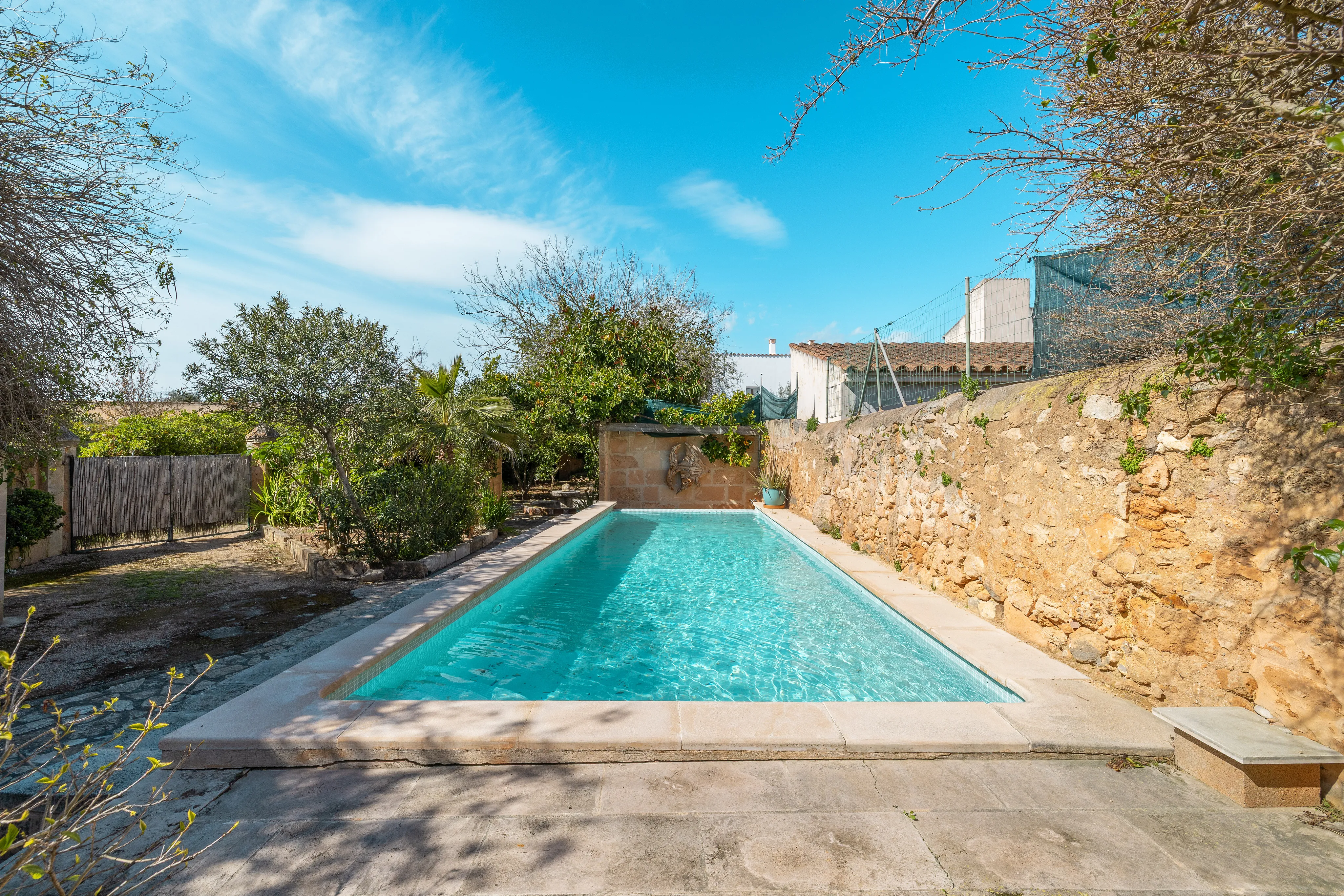 Autentisk byhusperle: rustik charme, masser af plads og en grøn oase med pool-14