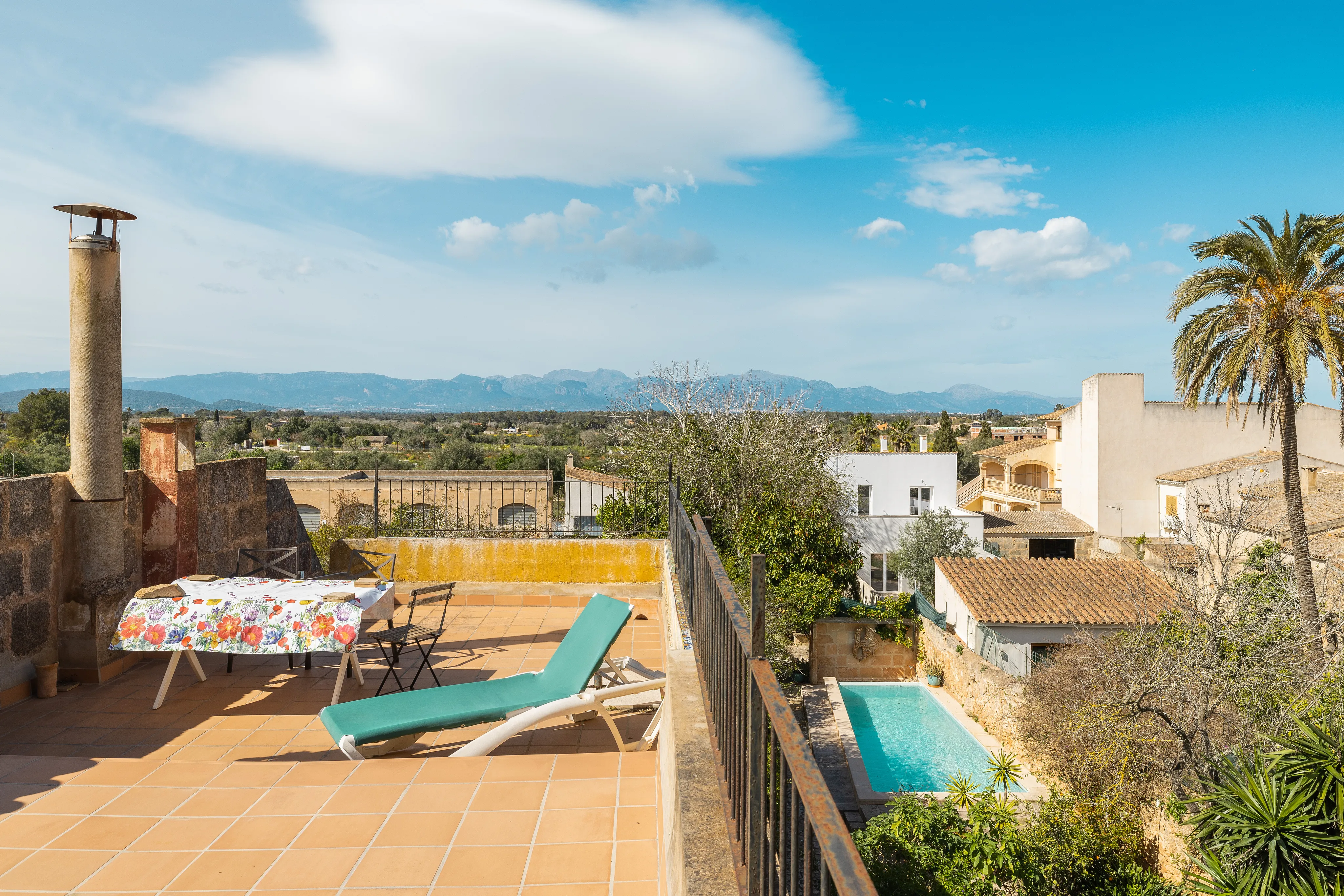 Autentisk byhusperle: rustik charme, masser af plads og en grøn oase med pool-13