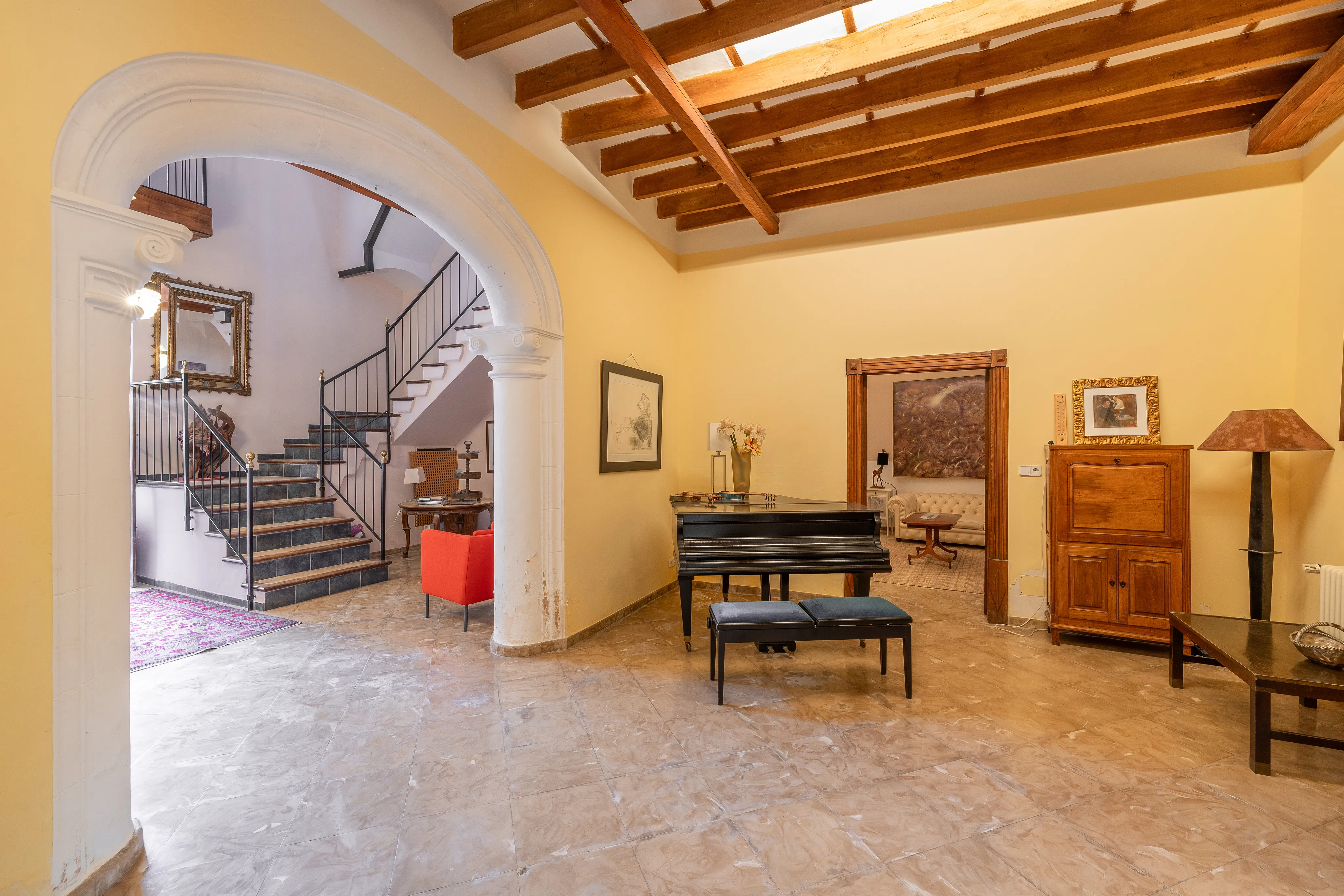 Autentisk byhusperle: rustik charme, masser af plads og en grøn oase med pool-4