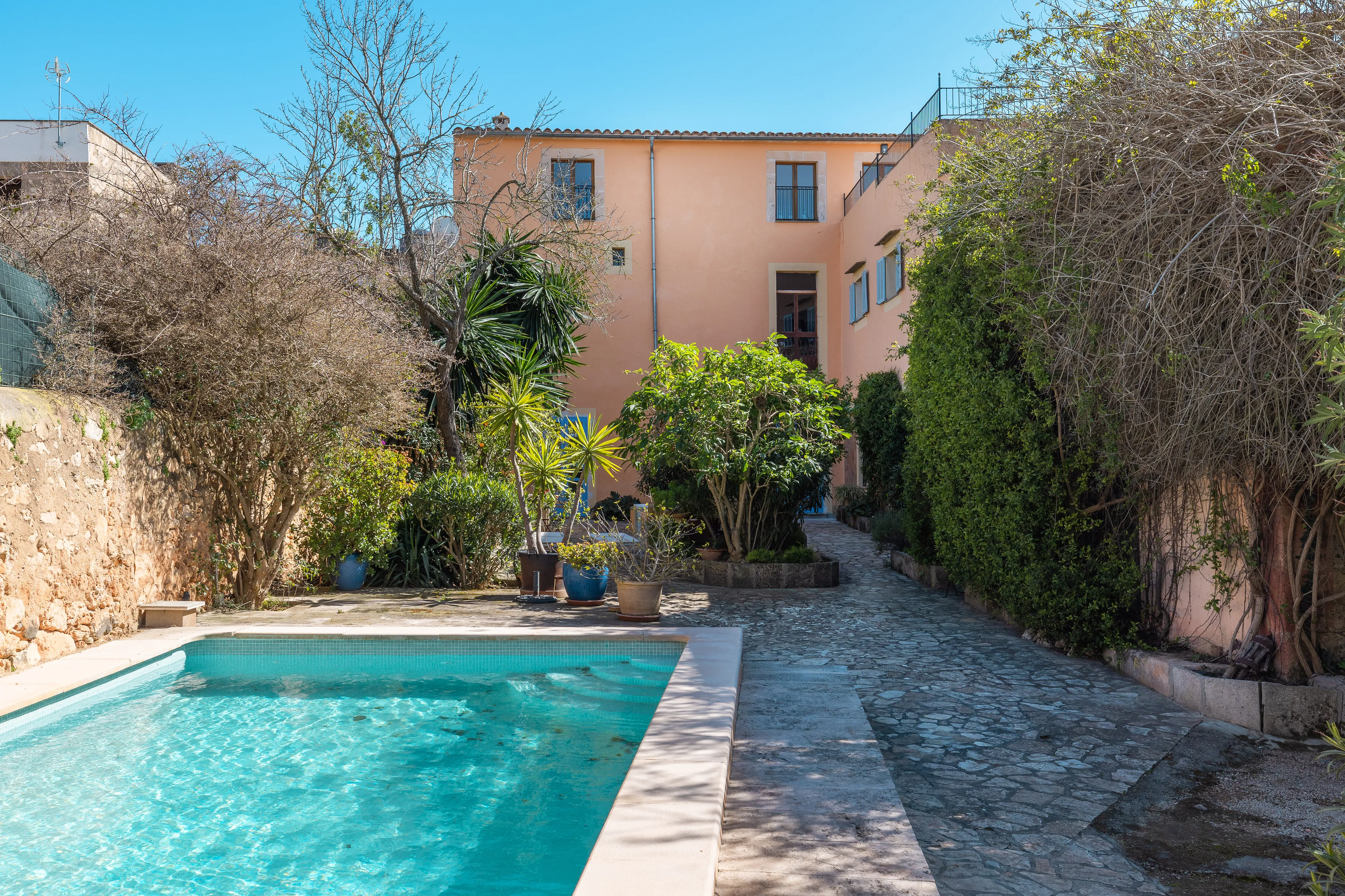 Autentisk byhusperle: rustik charme, masser af plads og en grøn oase med pool-2