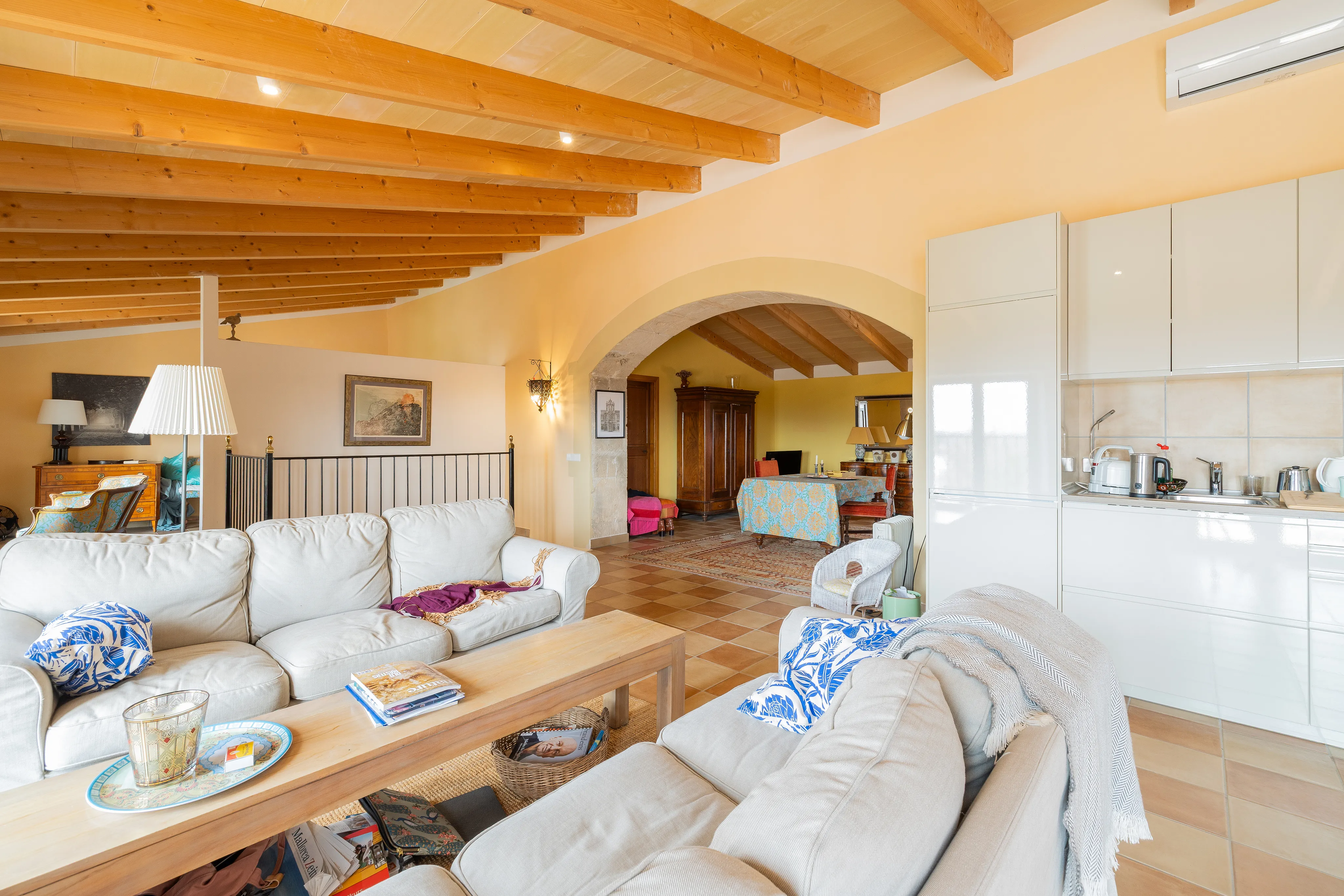 Autentisk byhusperle: rustik charme, masser af plads og en grøn oase med pool-8