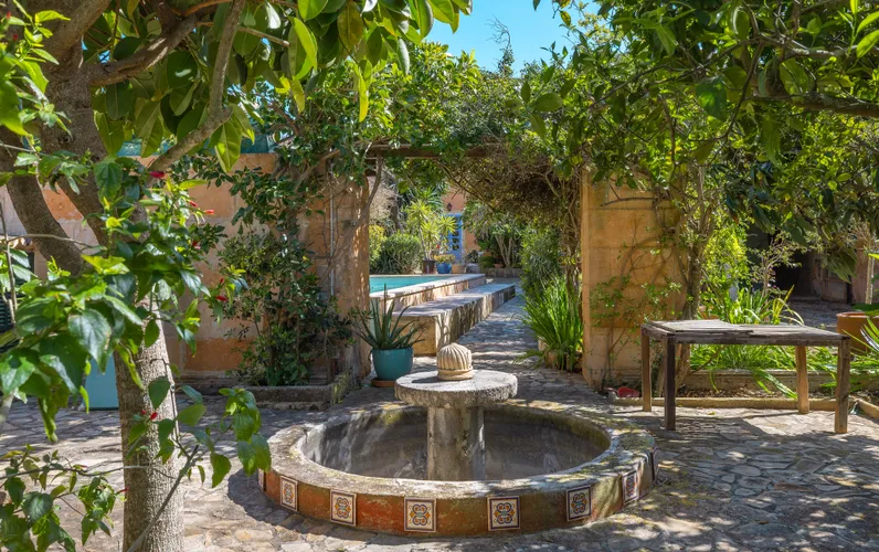 Authentisches Stadthaus-Juwel: Rustikaler Charme, viel Platz und eine grüne Oase mit Pool