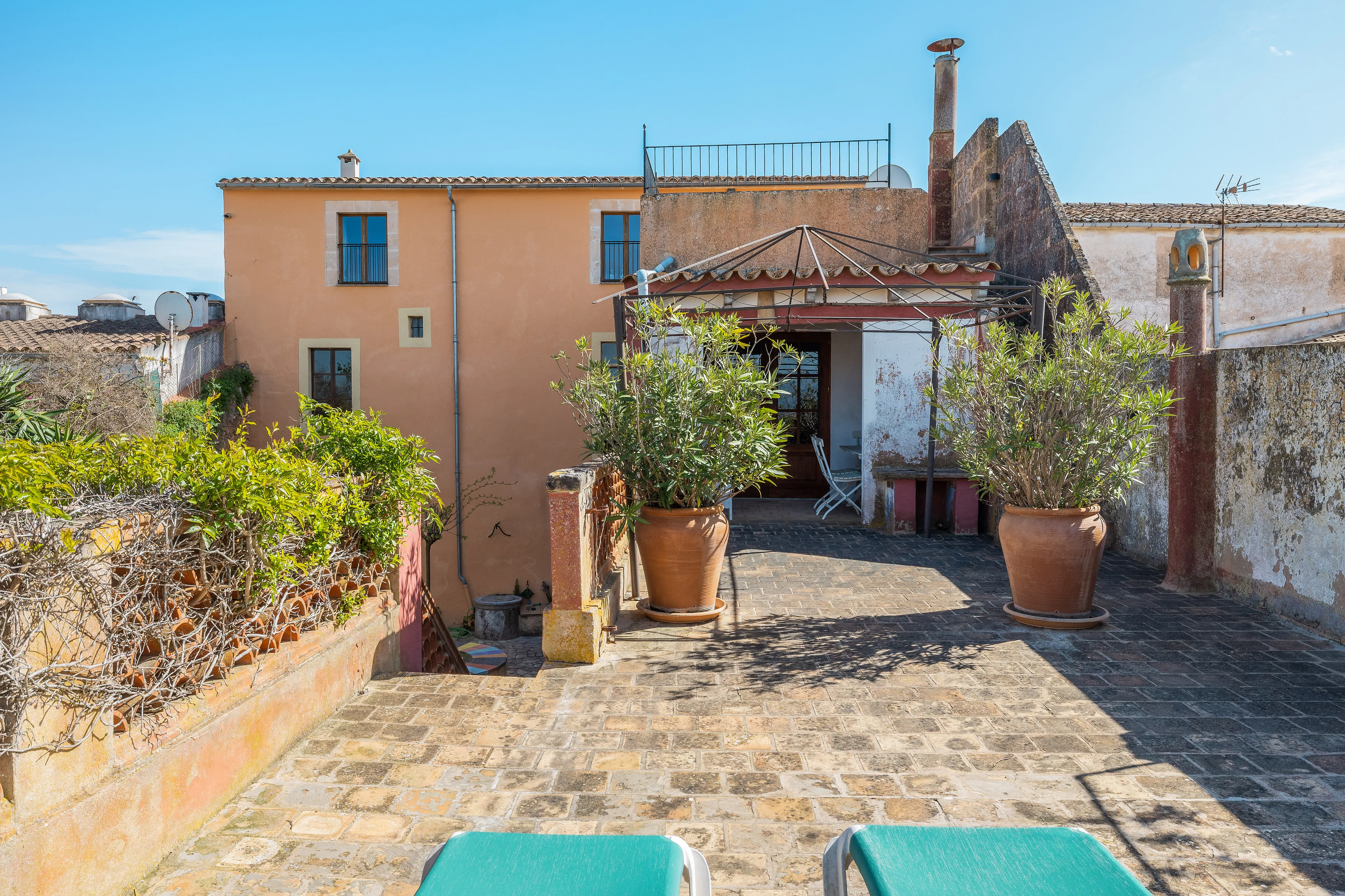 Autentisk byhusperle: rustik charme, masser af plads og en grøn oase med pool-12