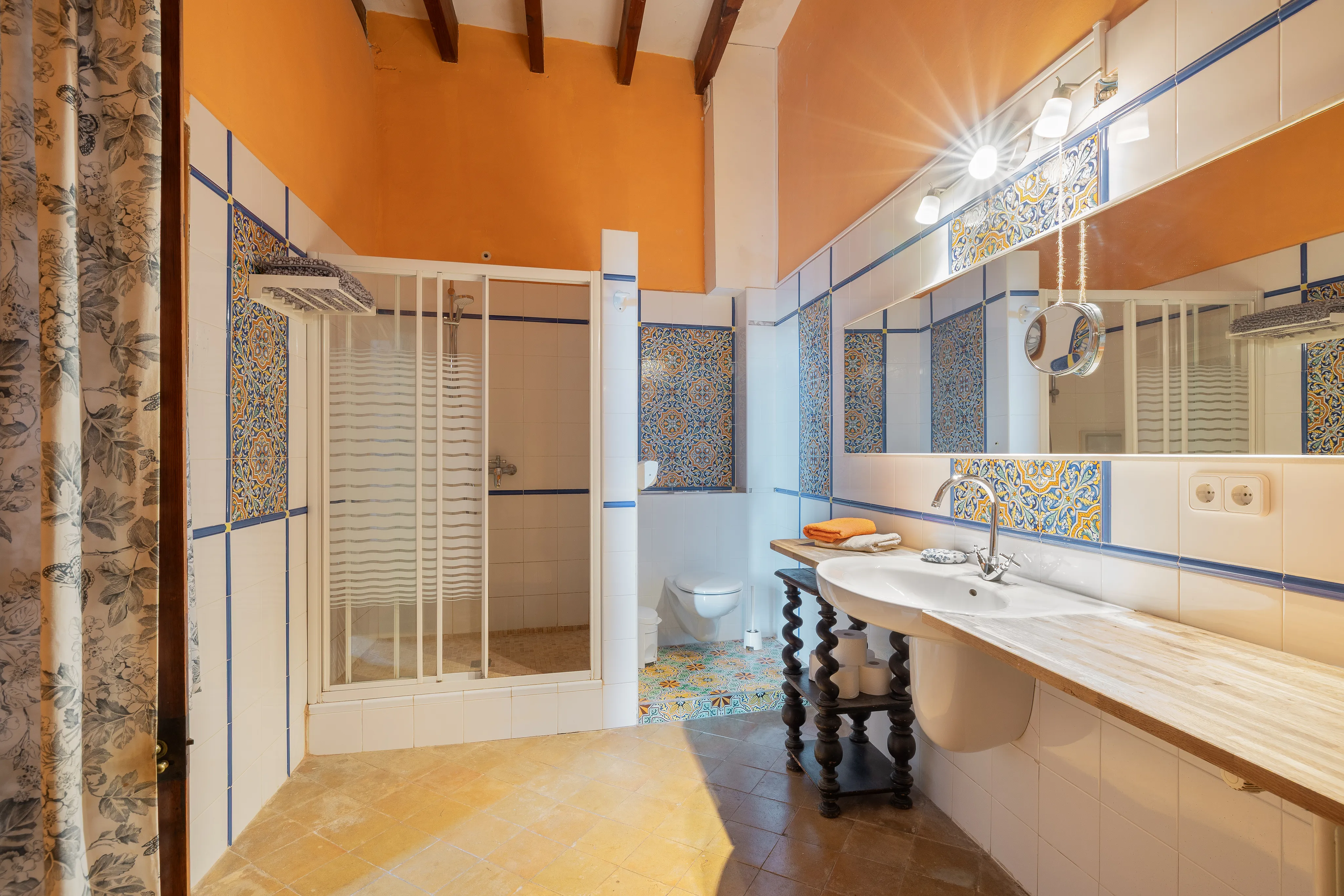 Autentisk byhusperle: rustik charme, masser af plads og en grøn oase med pool-10