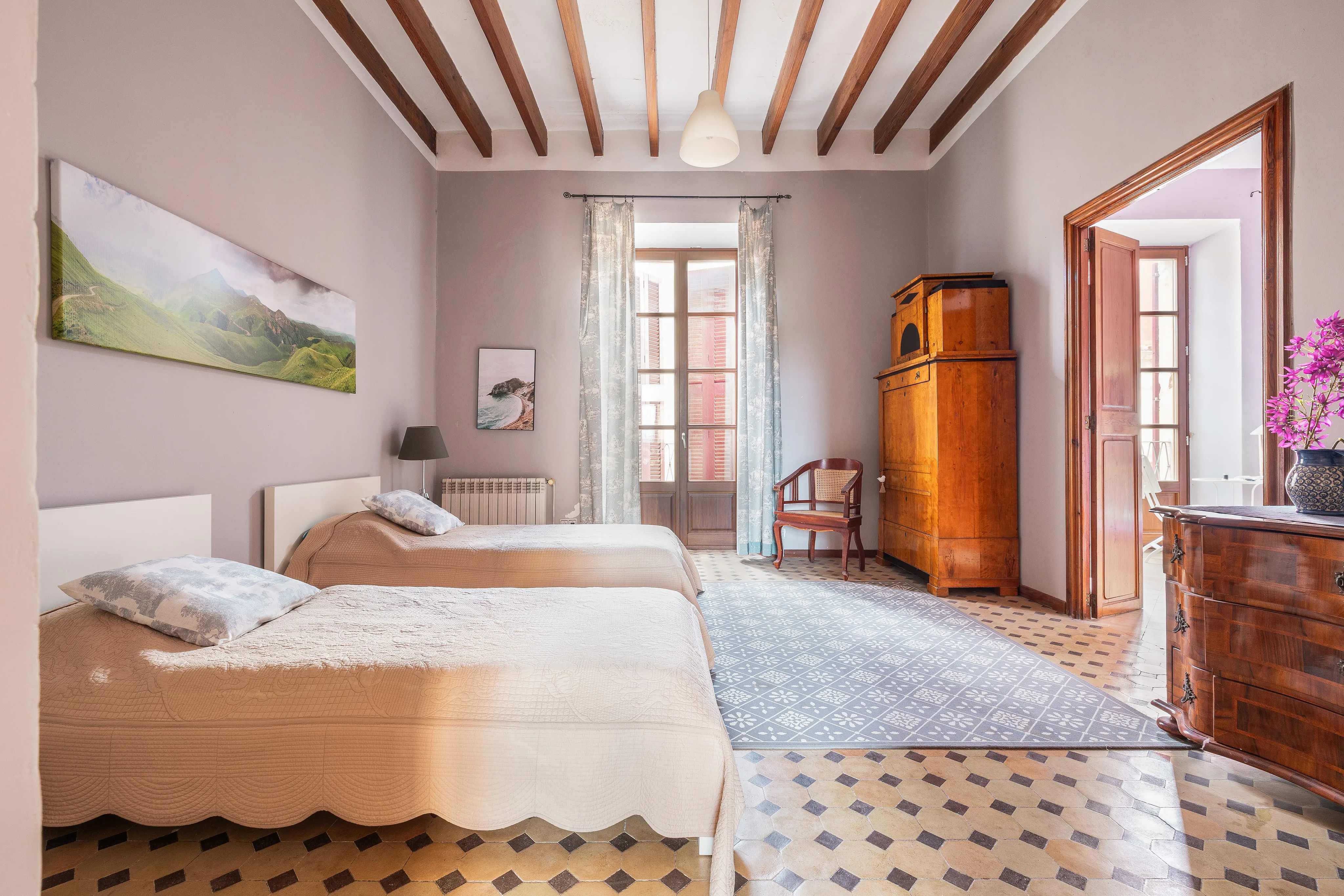 Autentisk byhusperle: rustik charme, masser af plads og en grøn oase med pool-11