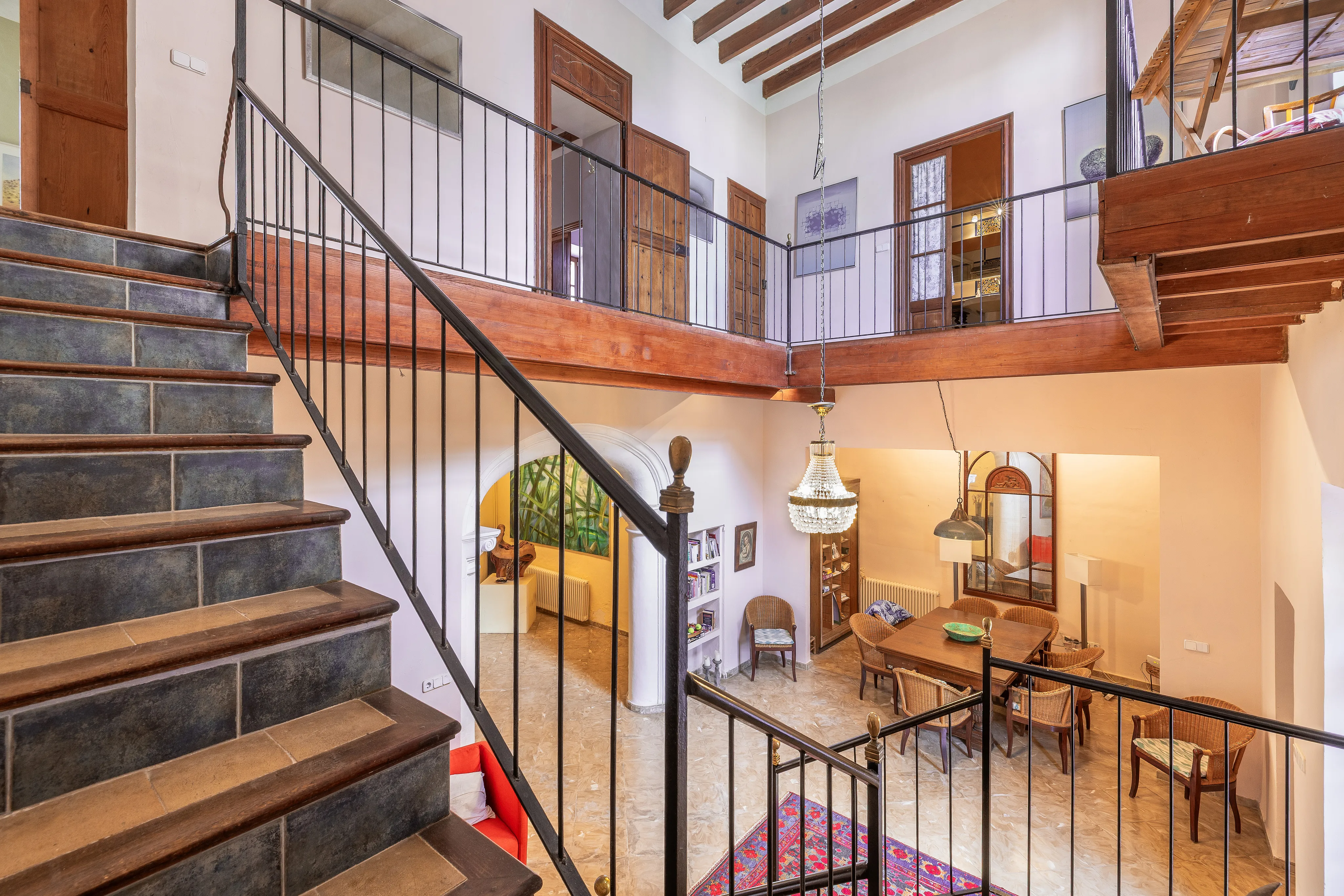 Autentisk byhusperle: rustik charme, masser af plads og en grøn oase med pool-7