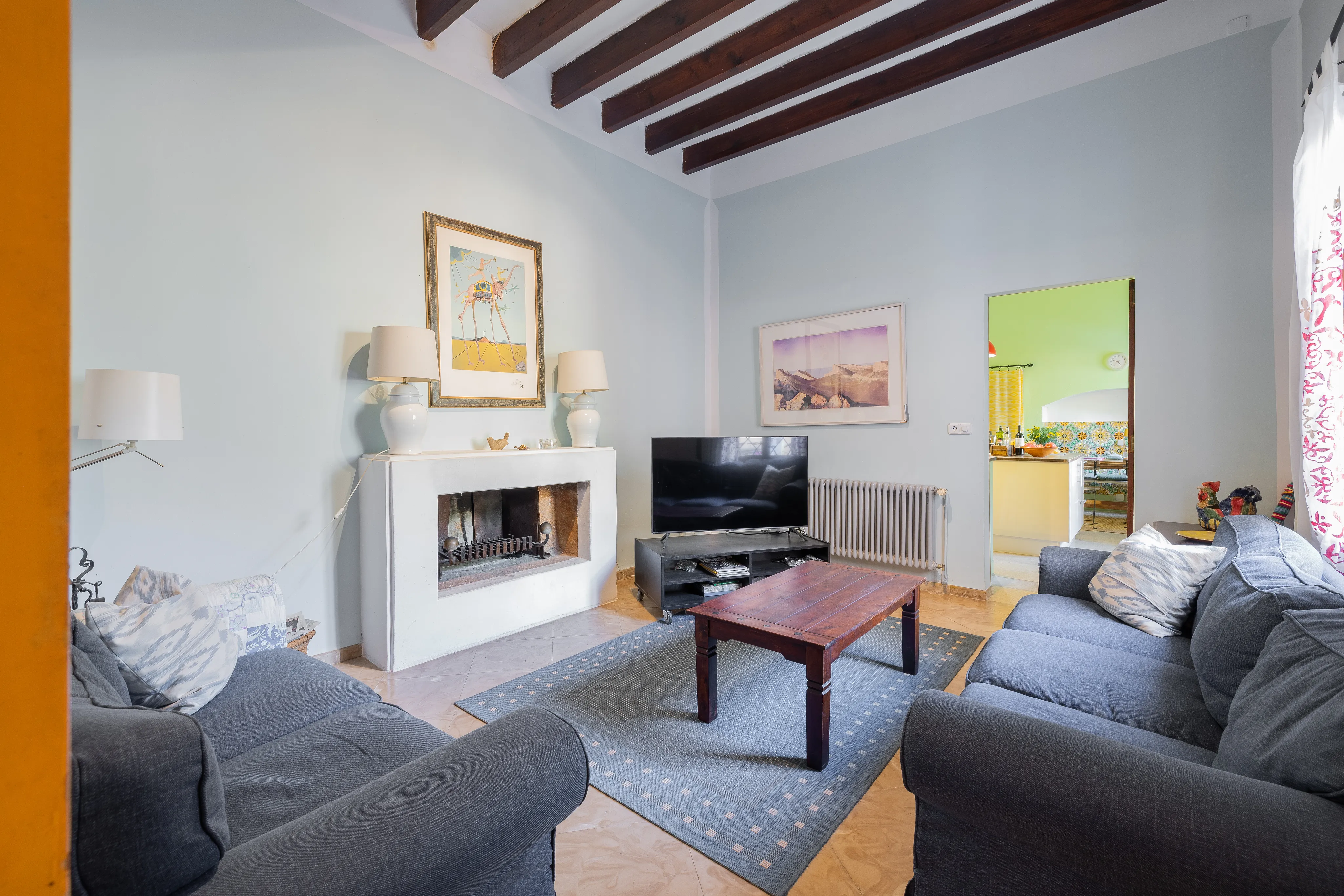 Autentisk byhusperle: rustik charme, masser af plads og en grøn oase med pool-5