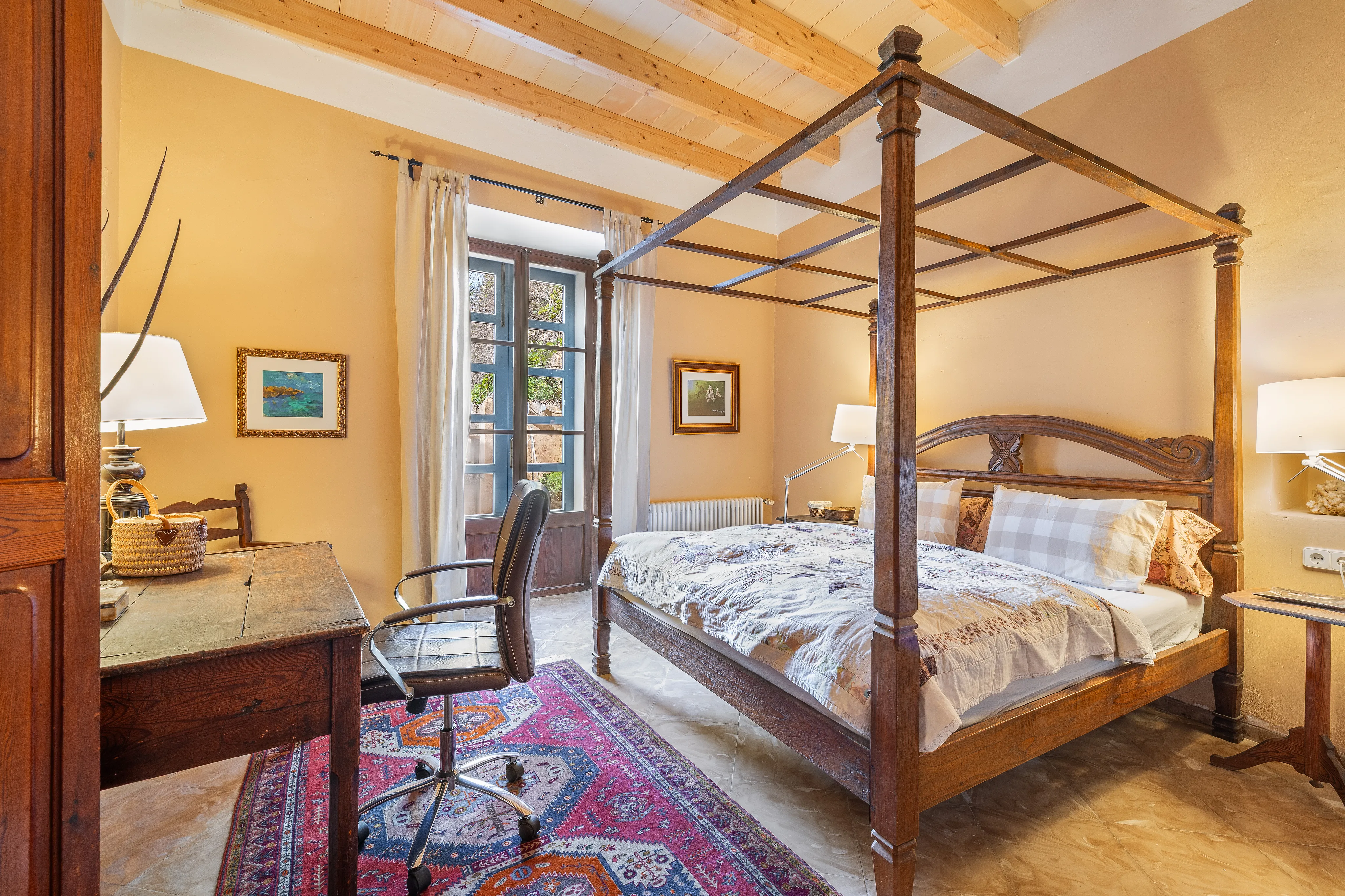 Autentisk byhusperle: rustik charme, masser af plads og en grøn oase med pool-9