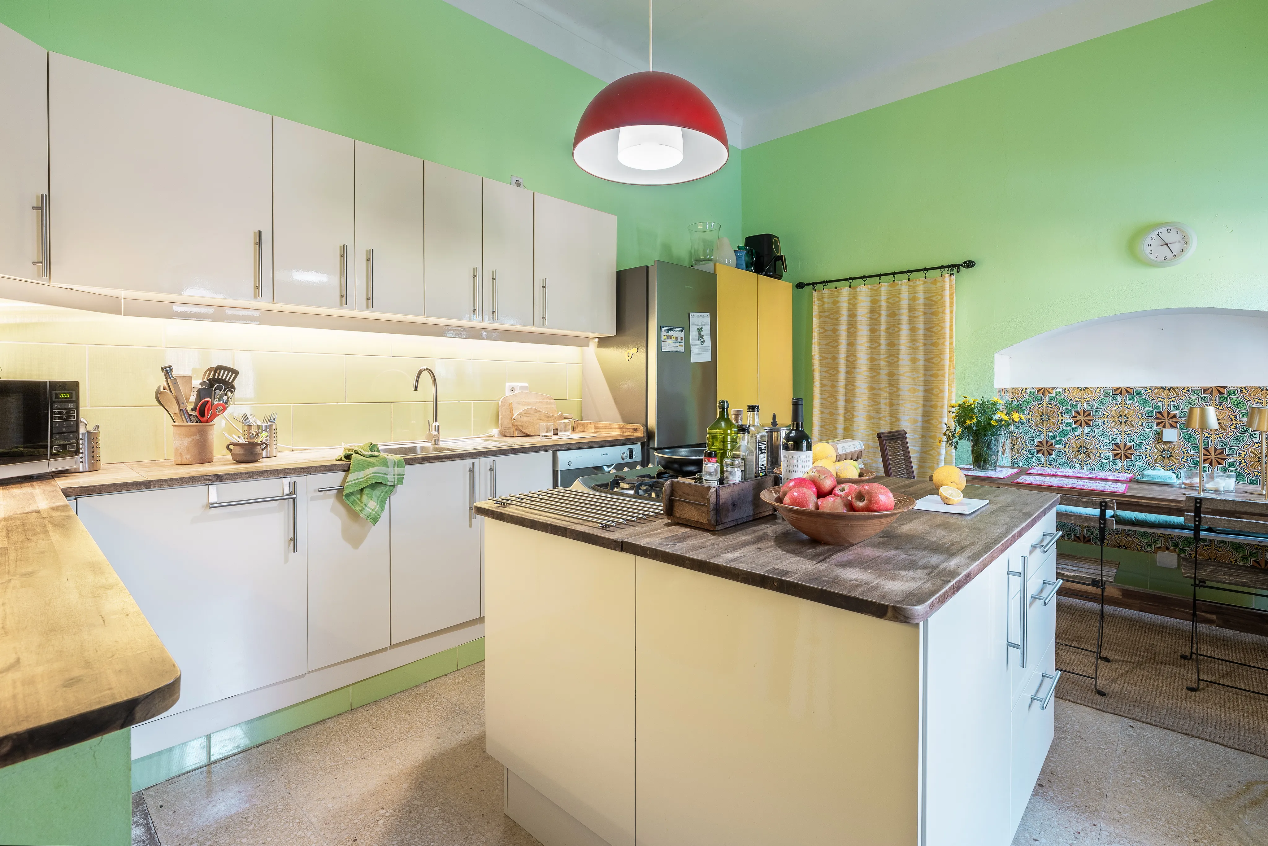 Autentisk byhusperle: rustik charme, masser af plads og en grøn oase med pool-6