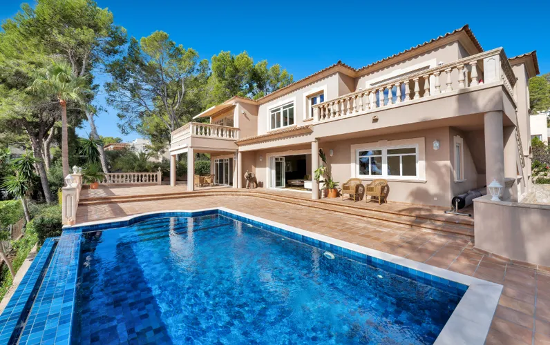 Villa mediterránea con vistas al mar en una ubicación elevada en Paguera