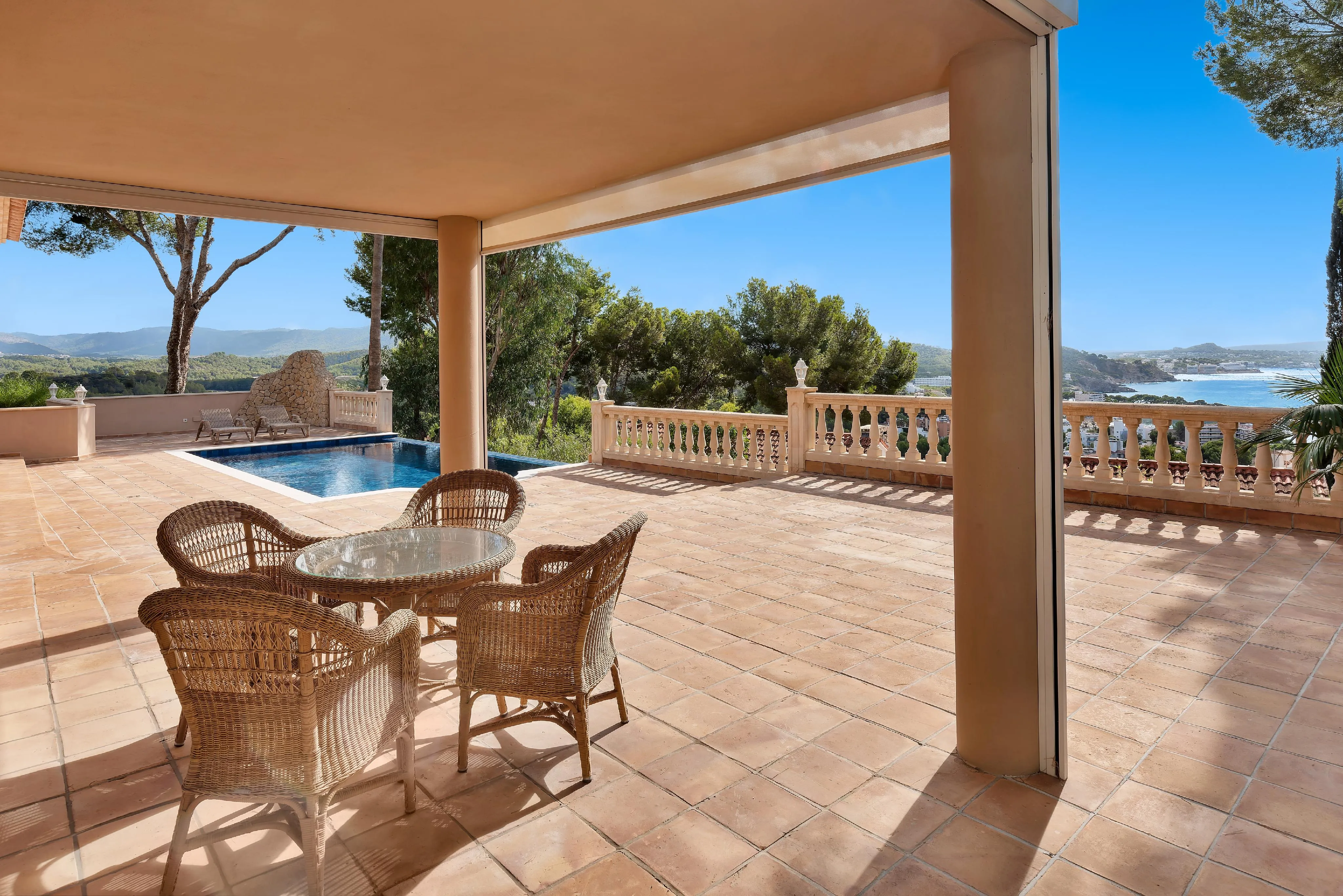 Mediterrane villa met zeezicht op een verhoogde locatie in Paguera-3