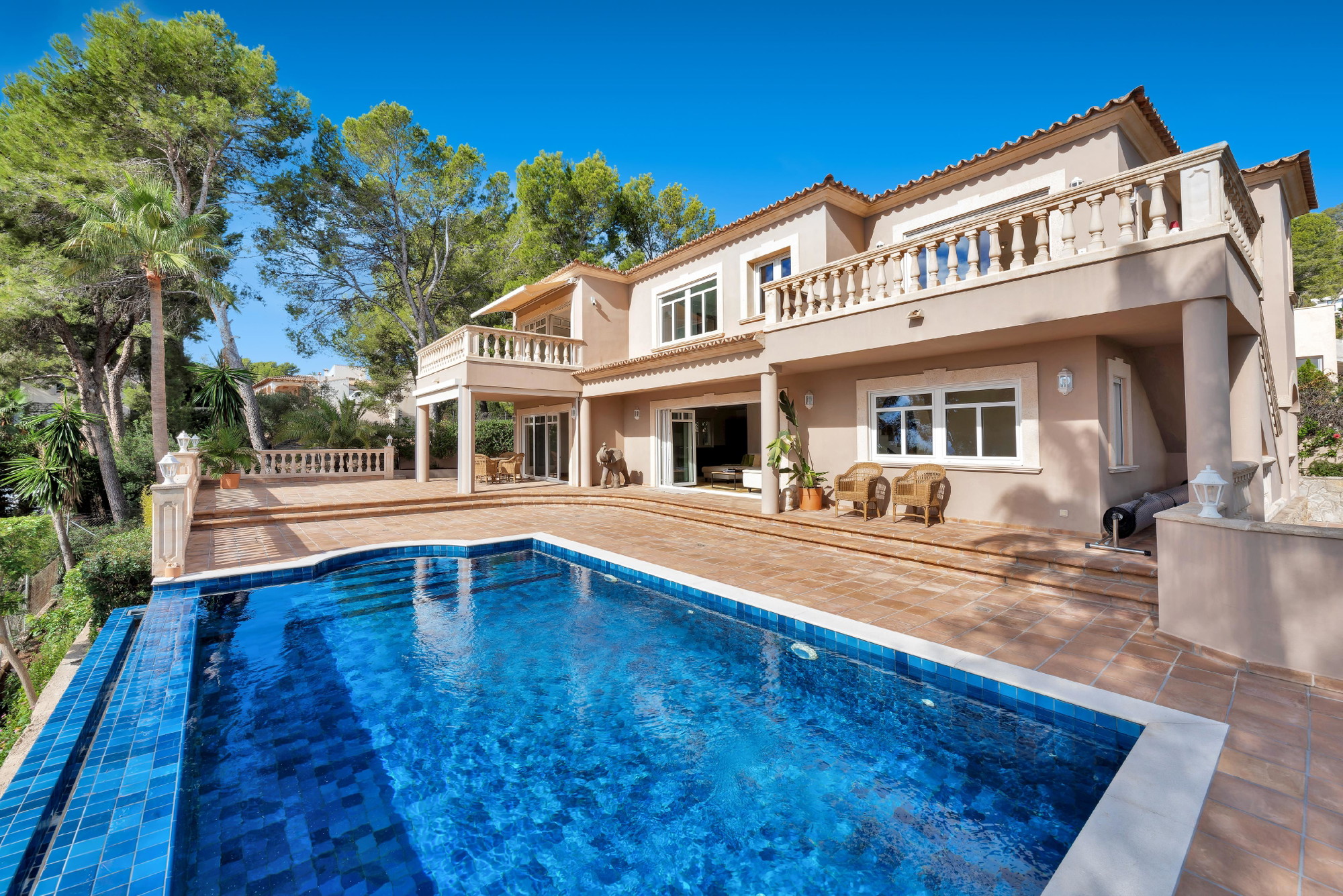 Villa mediterranea con vista sul mare in posizione elevata a Paguera