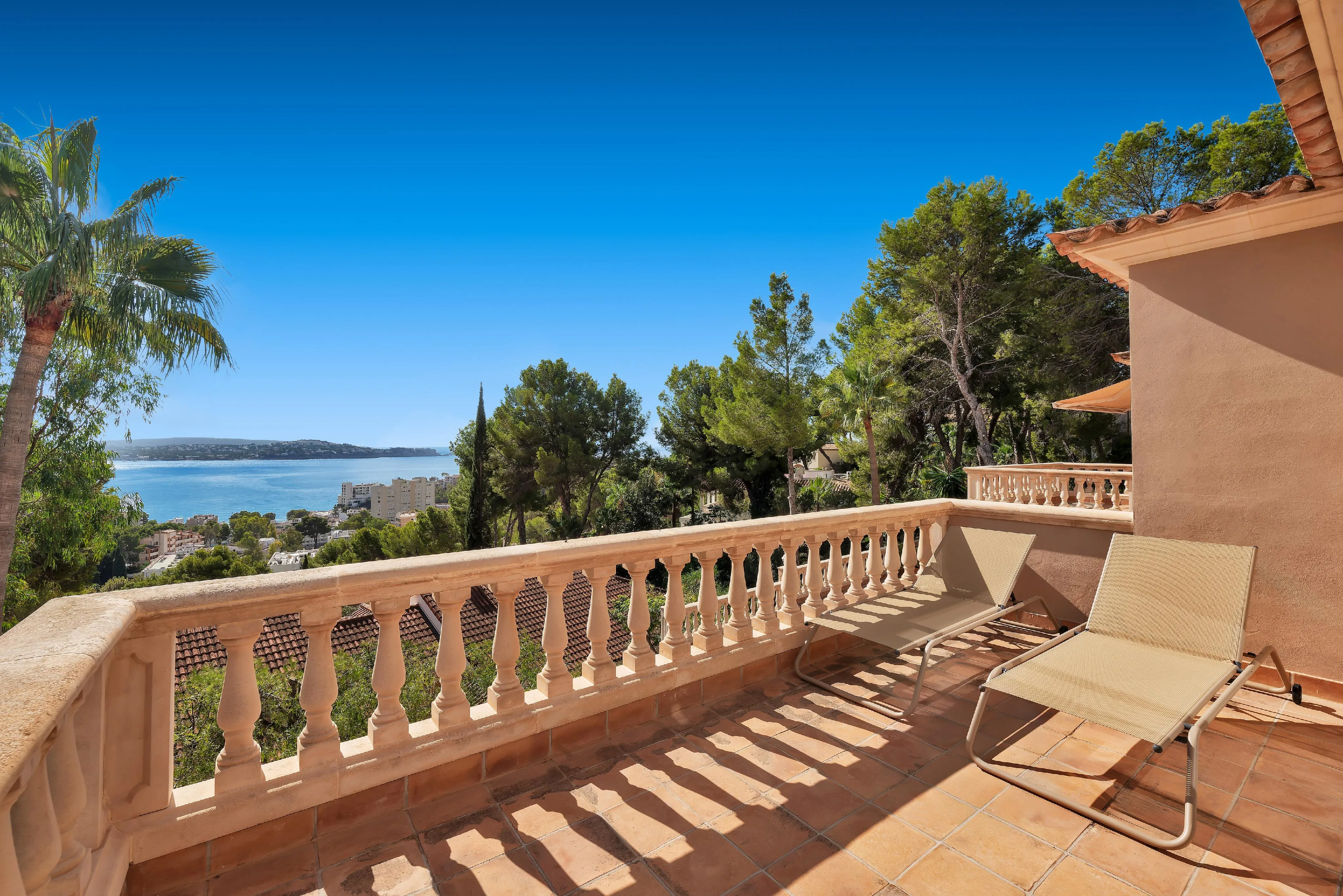 Mediterrane villa met zeezicht op een verhoogde locatie in Paguera-16